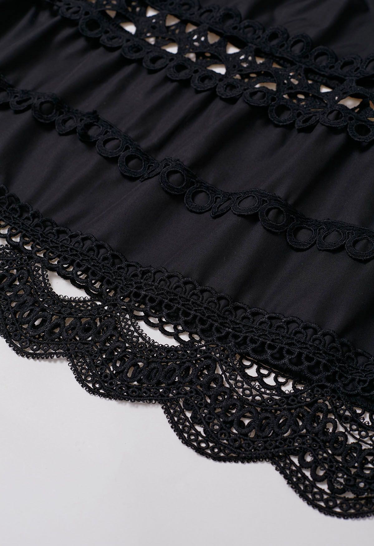 Ärmelloses Maxikleid mit Cutwork-Muster und Perlenbesatz im Gürtel in Schwarz