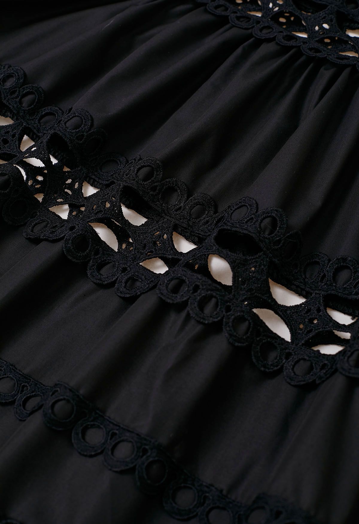 Ärmelloses Maxikleid mit Cutwork-Muster und Perlenbesatz im Gürtel in Schwarz