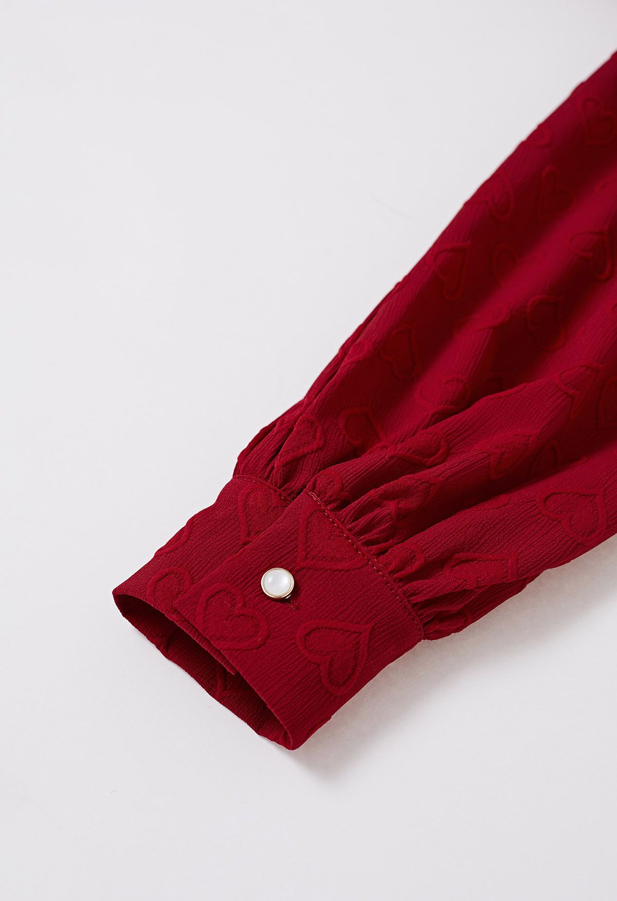 Verträumtes rotes, geknöpftes Hemd mit Schleife und Herzausschnitt