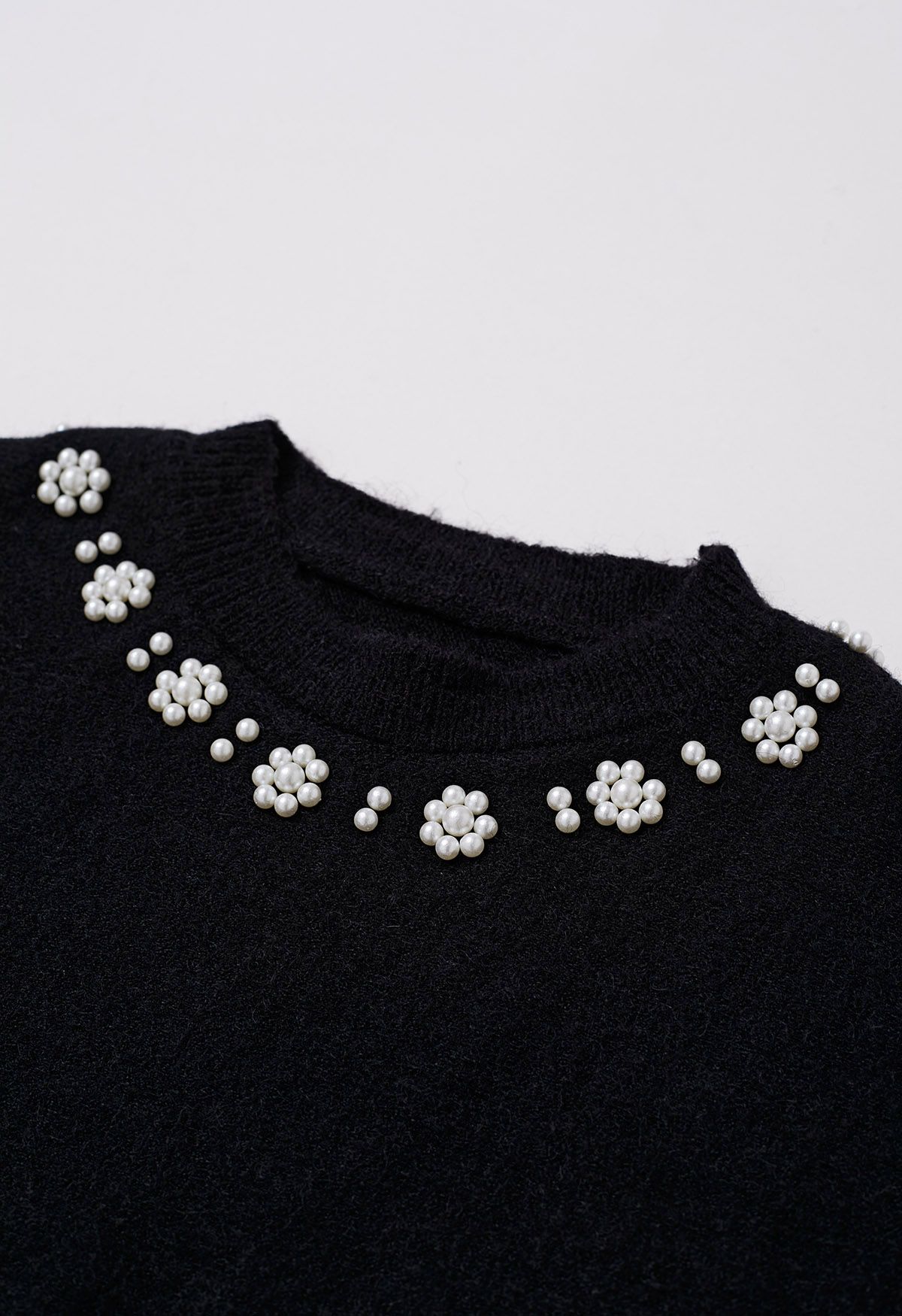 Geripptes Twinset-Kleid mit Perlenausschnitt in Schwarz