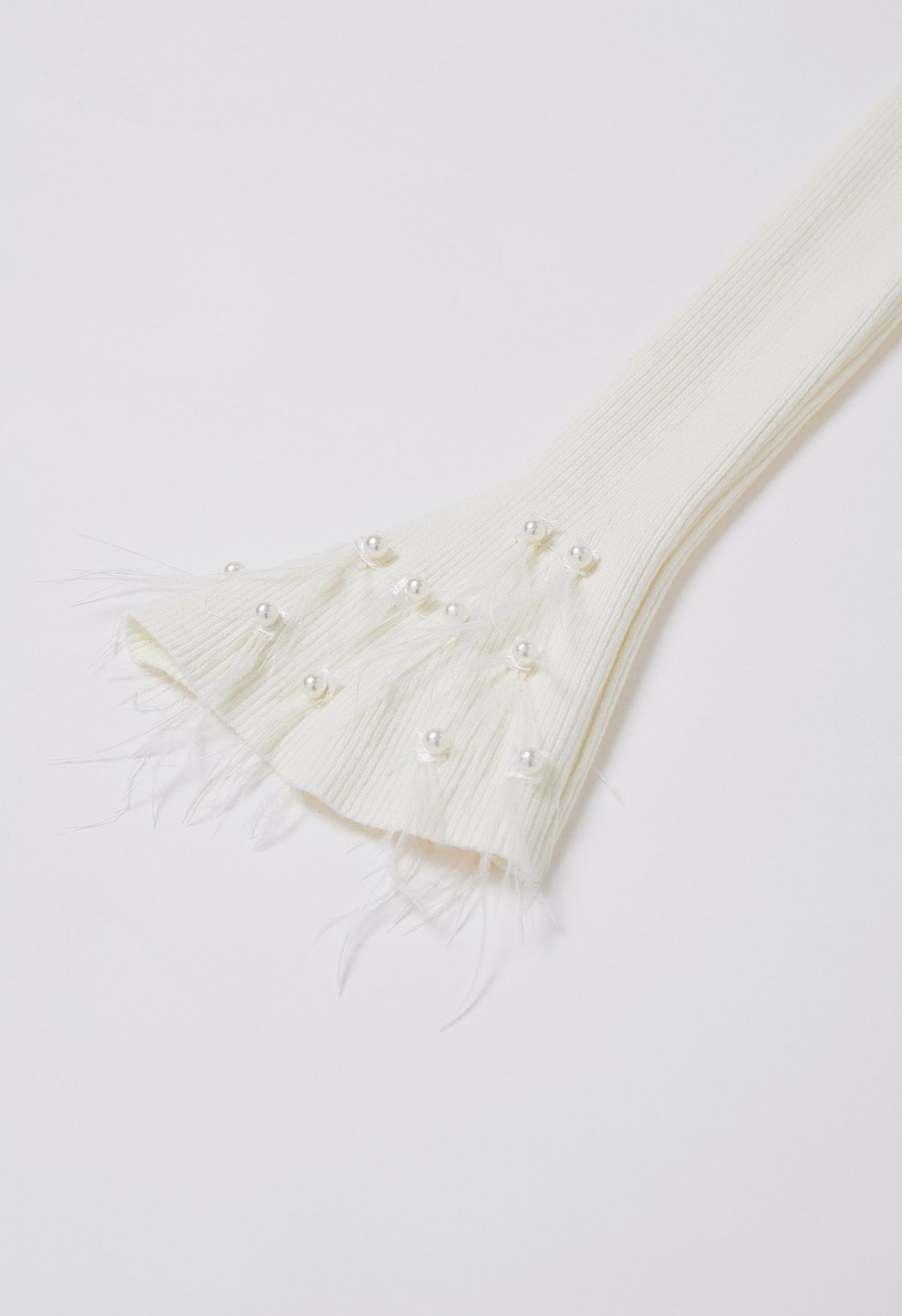 Perlmuttfarbenes Strickoberteil mit Federbündchen und U-Ausschnitt in Weiß