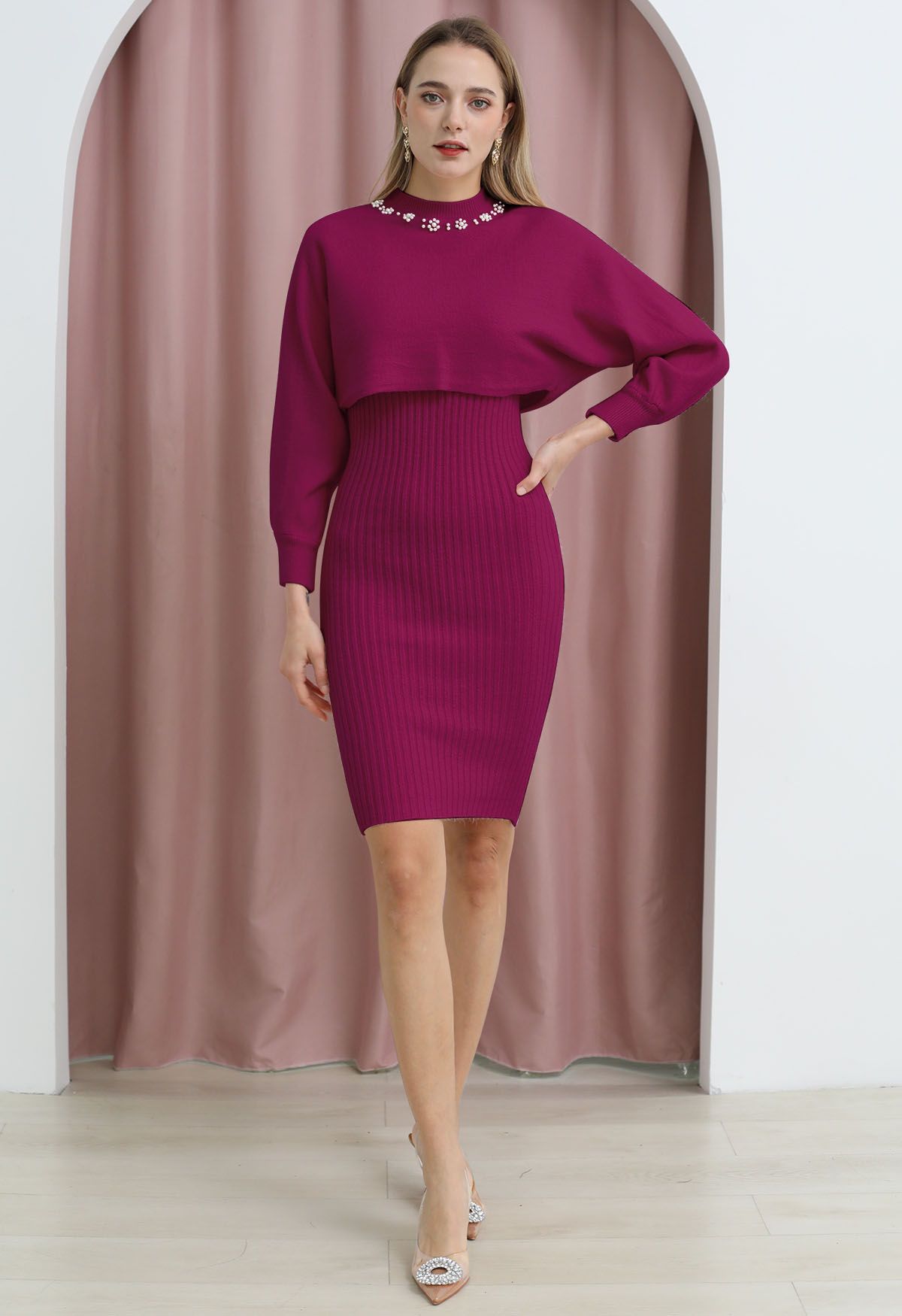 Geripptes Twinset-Kleid mit Perlenausschnitt in Magenta