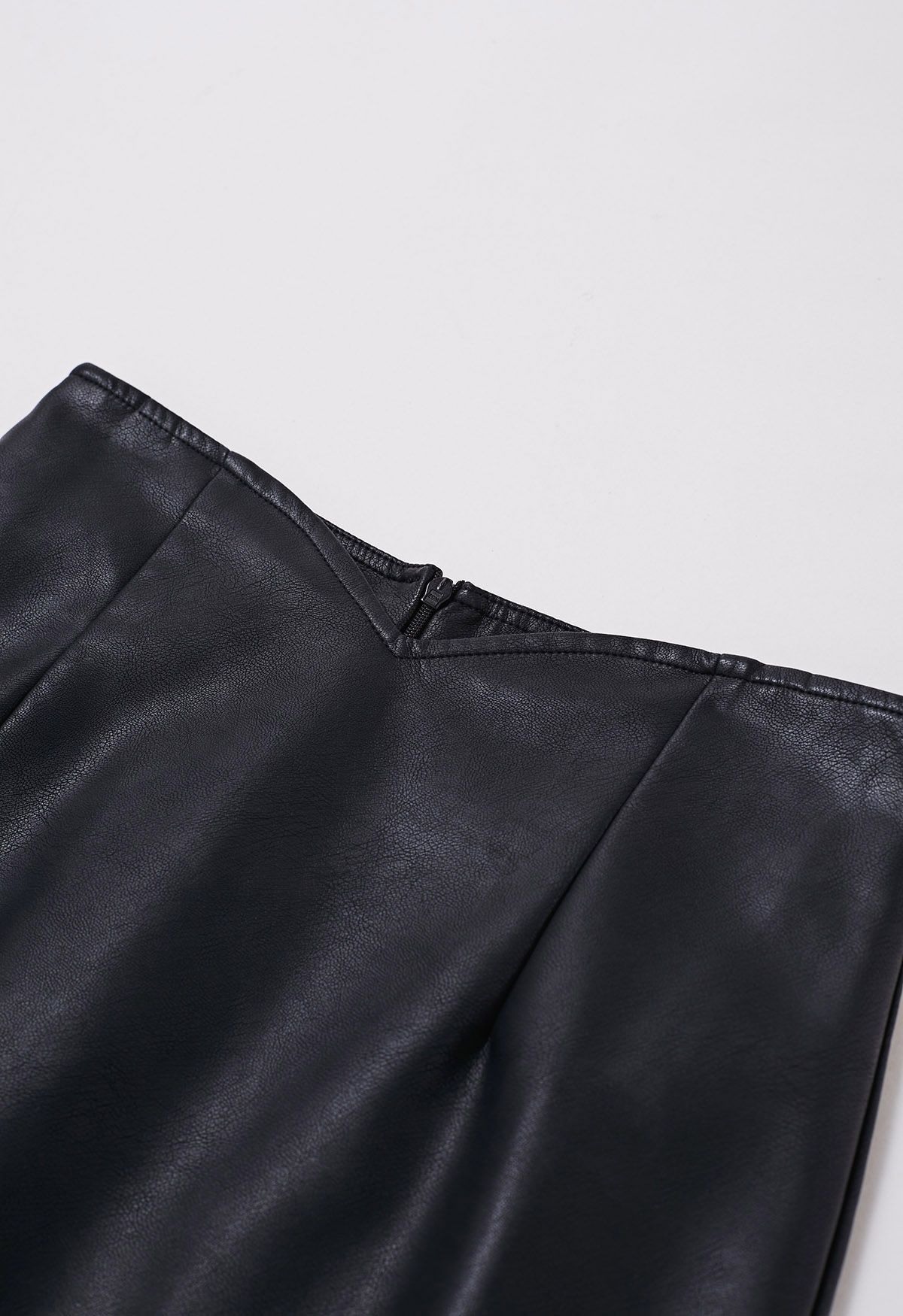 Midirock aus Kunstleder mit eingekerbter Taille in Schwarz
