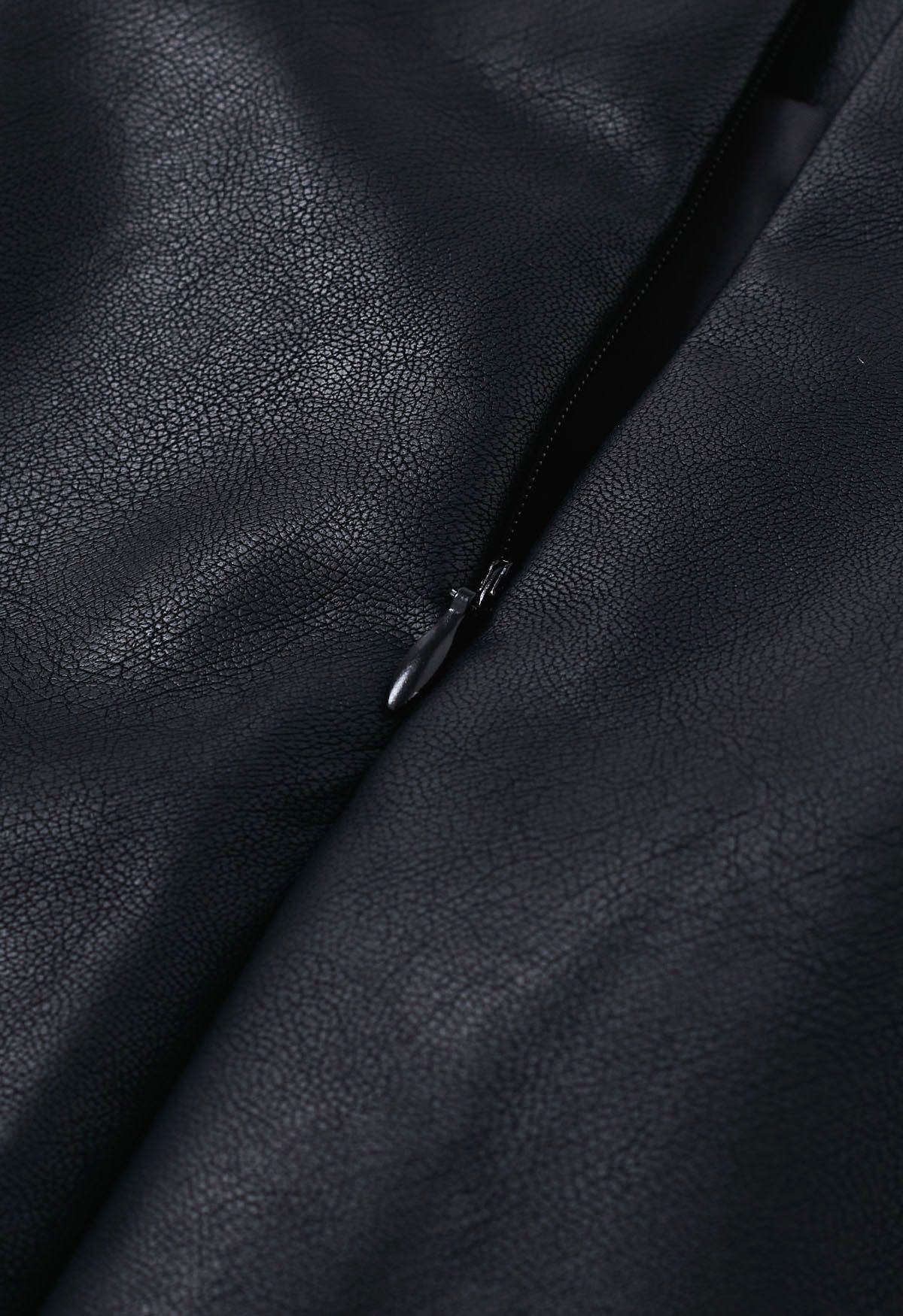 Midirock aus Kunstleder mit eingekerbter Taille in Schwarz