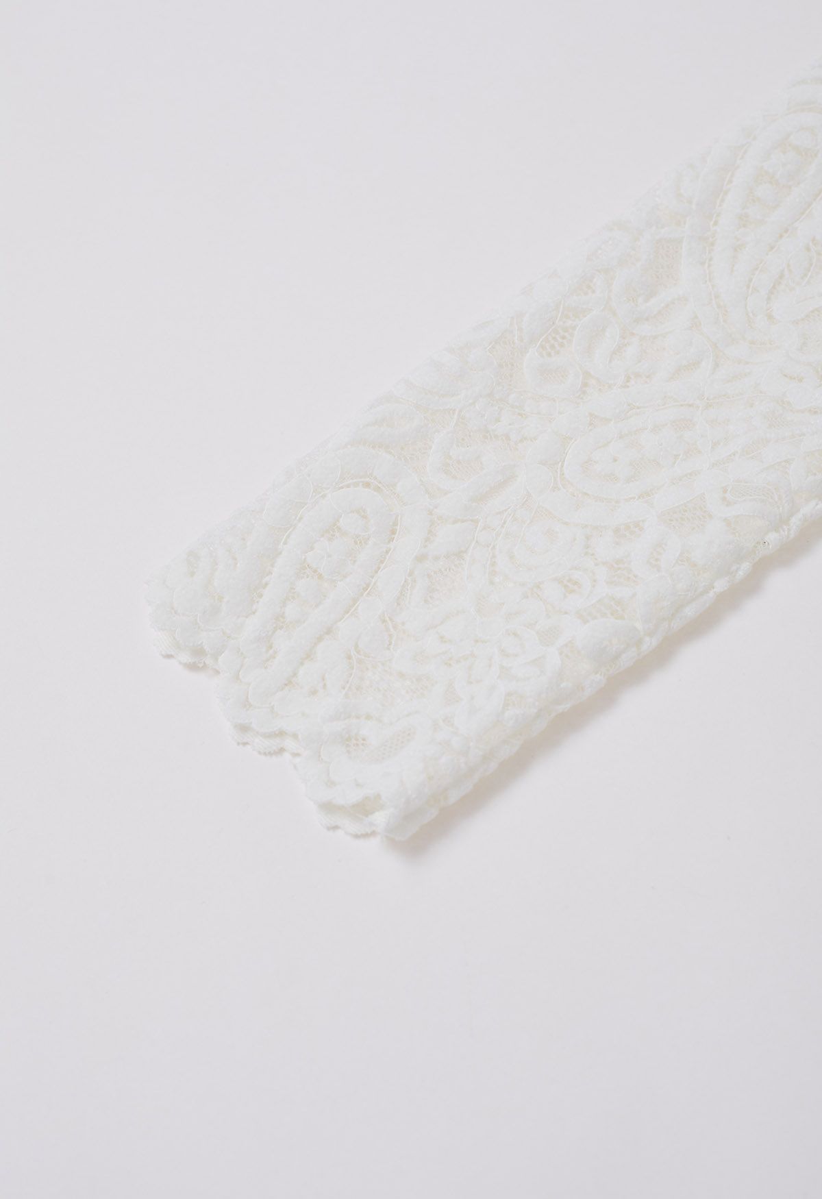 Wickeltop mit Paisley-Muster und durchgehender Spitze in Creme mit Taillenschnürung