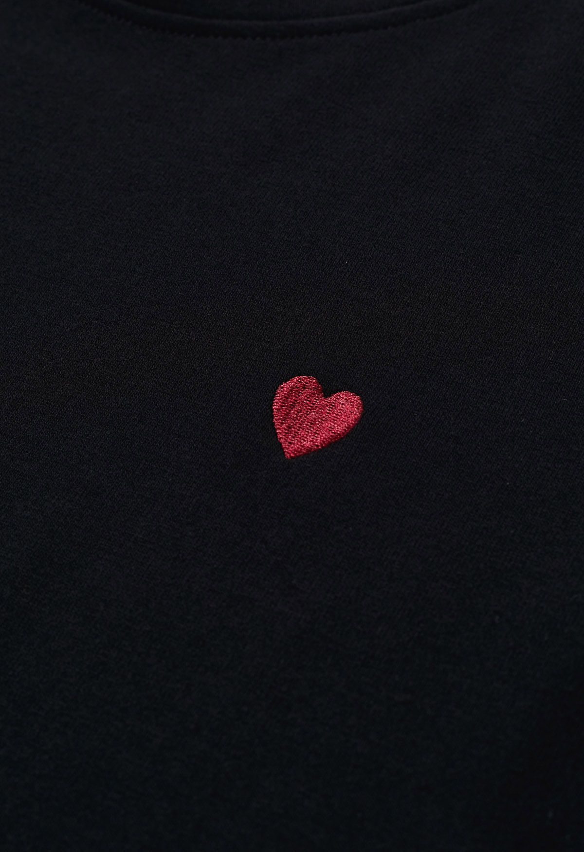 Süßes T-Shirt mit besticktem Herzmuster in Schwarz