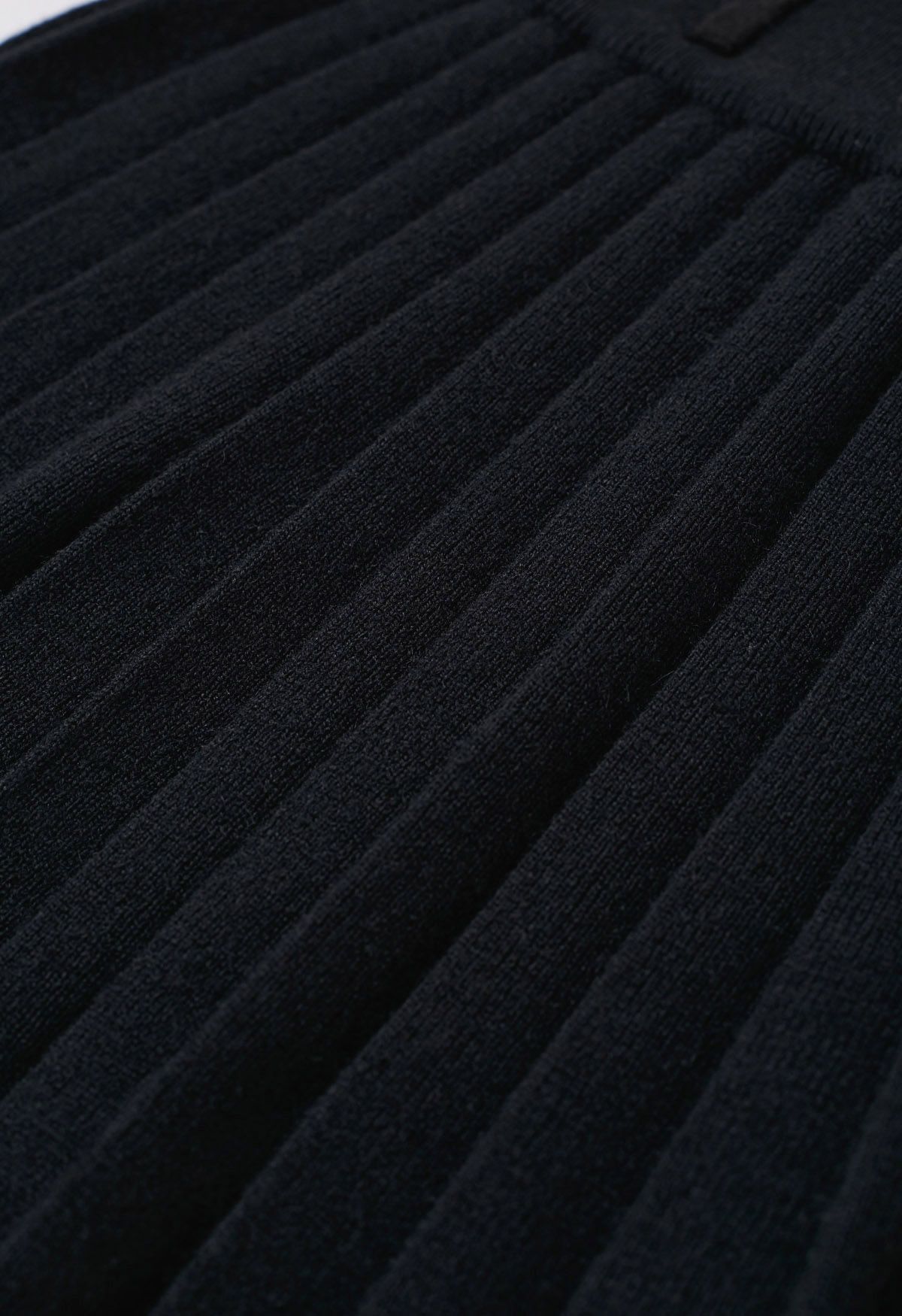 Set aus ärmellosem Strickoberteil und Faltenrock mit V-Ausschnitt in Schwarz