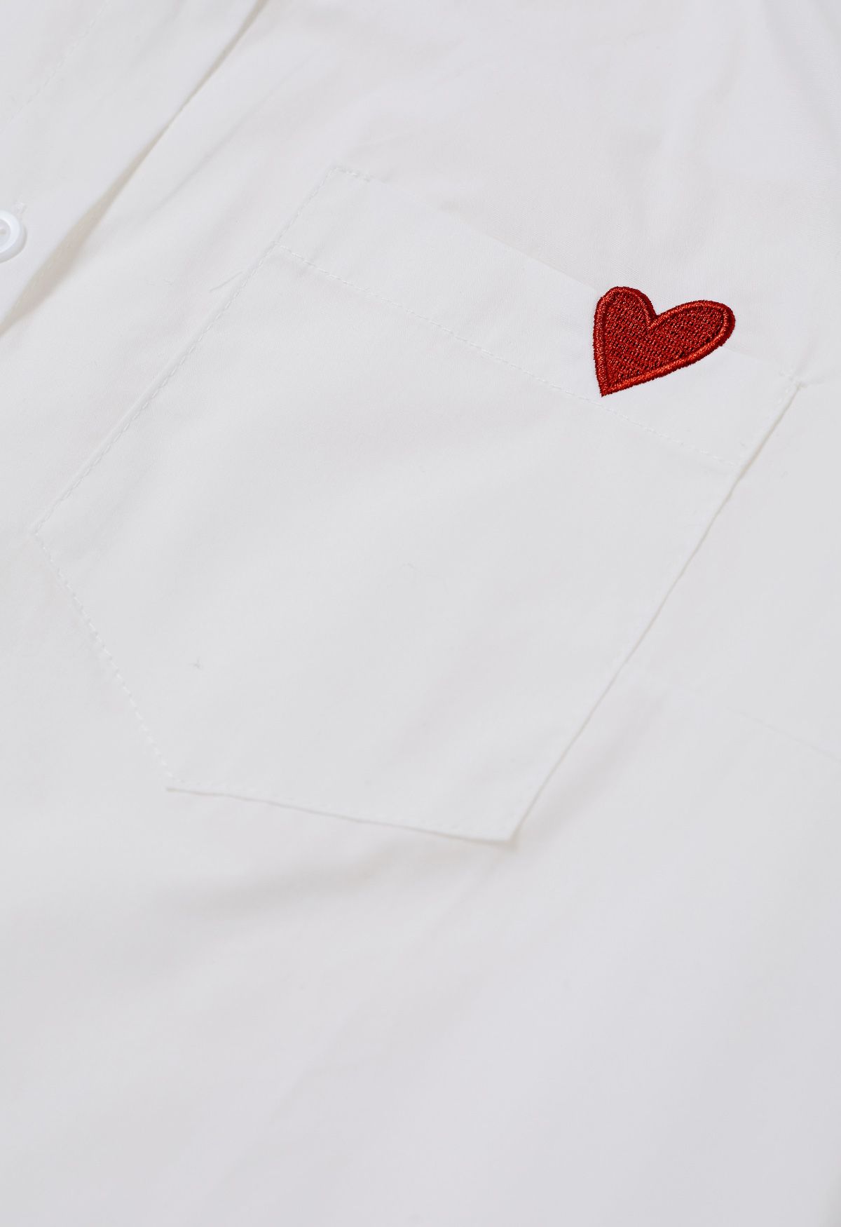 Hemd mit aufgesticktem Herz und aufgesetzter Tasche und Bindekragen