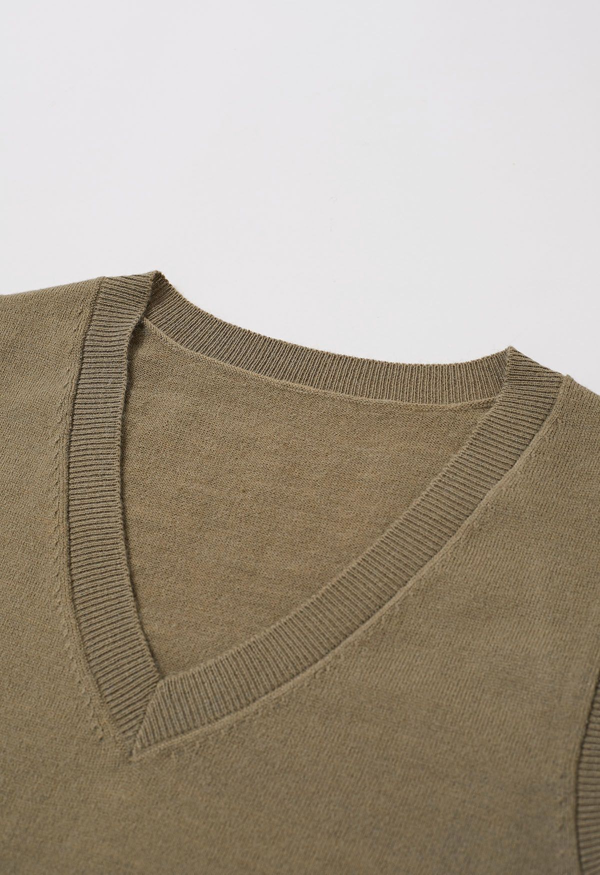 Set aus ärmellosem Strickoberteil und Faltenrock mit V-Ausschnitt in Khaki