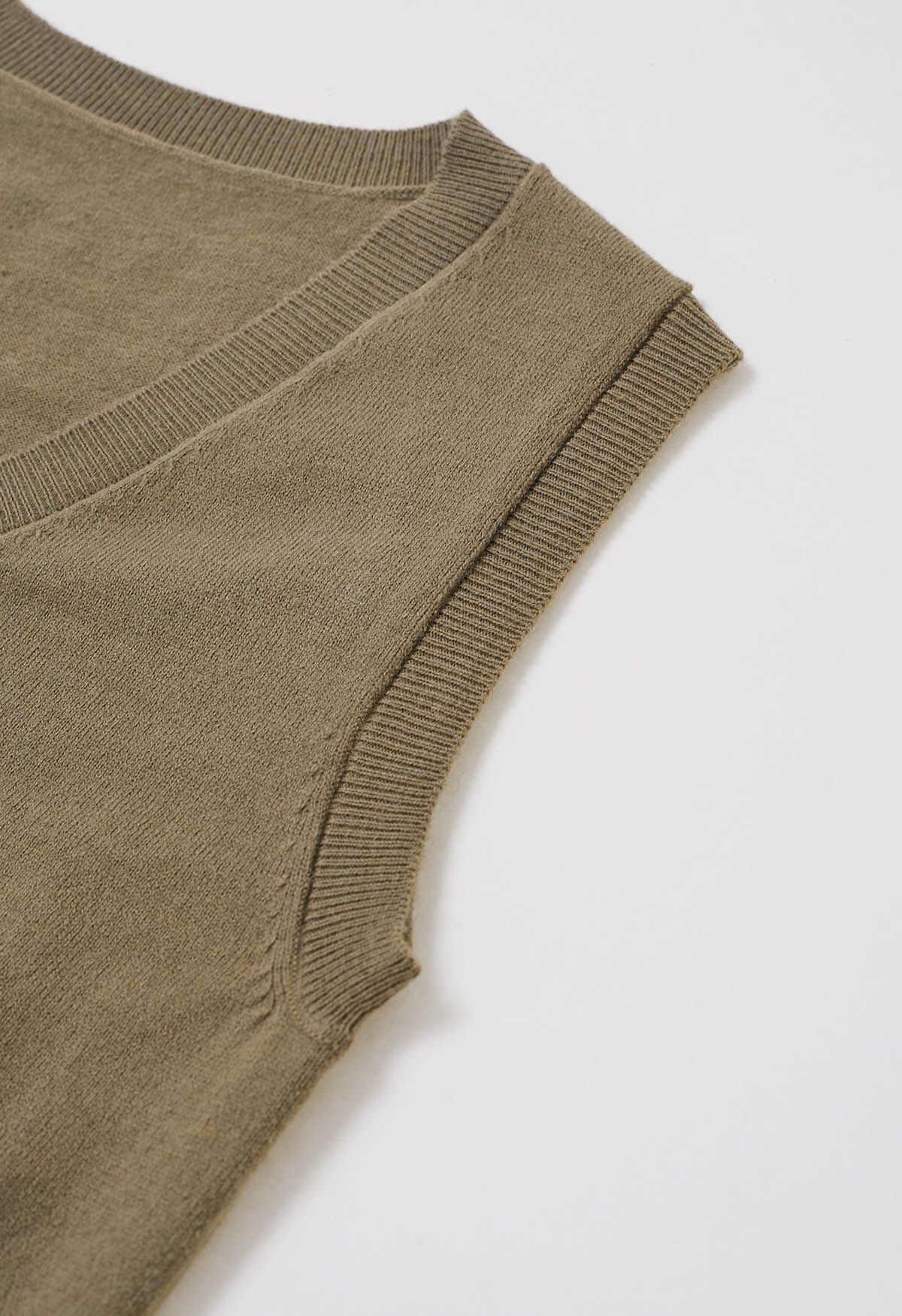 Set aus ärmellosem Strickoberteil und Faltenrock mit V-Ausschnitt in Khaki