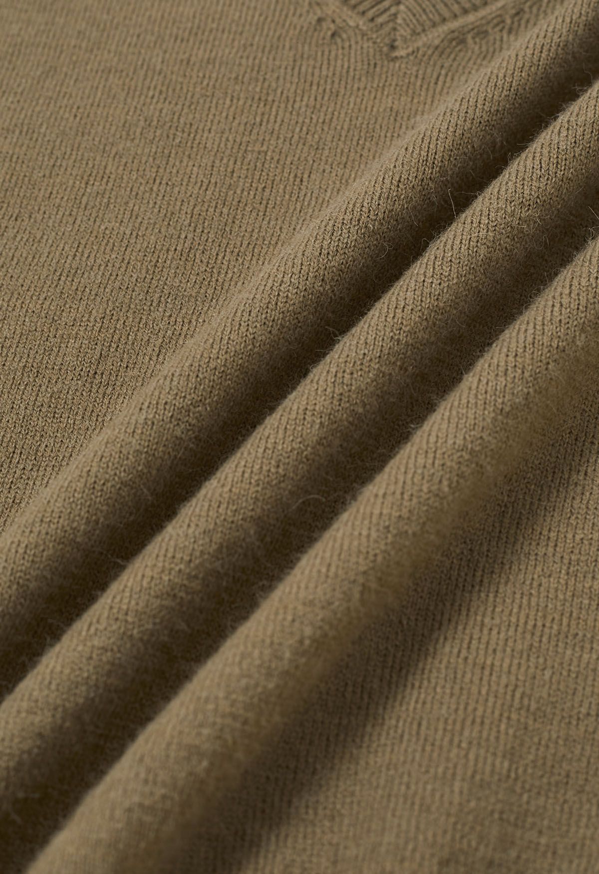 Set aus ärmellosem Strickoberteil und Faltenrock mit V-Ausschnitt in Khaki