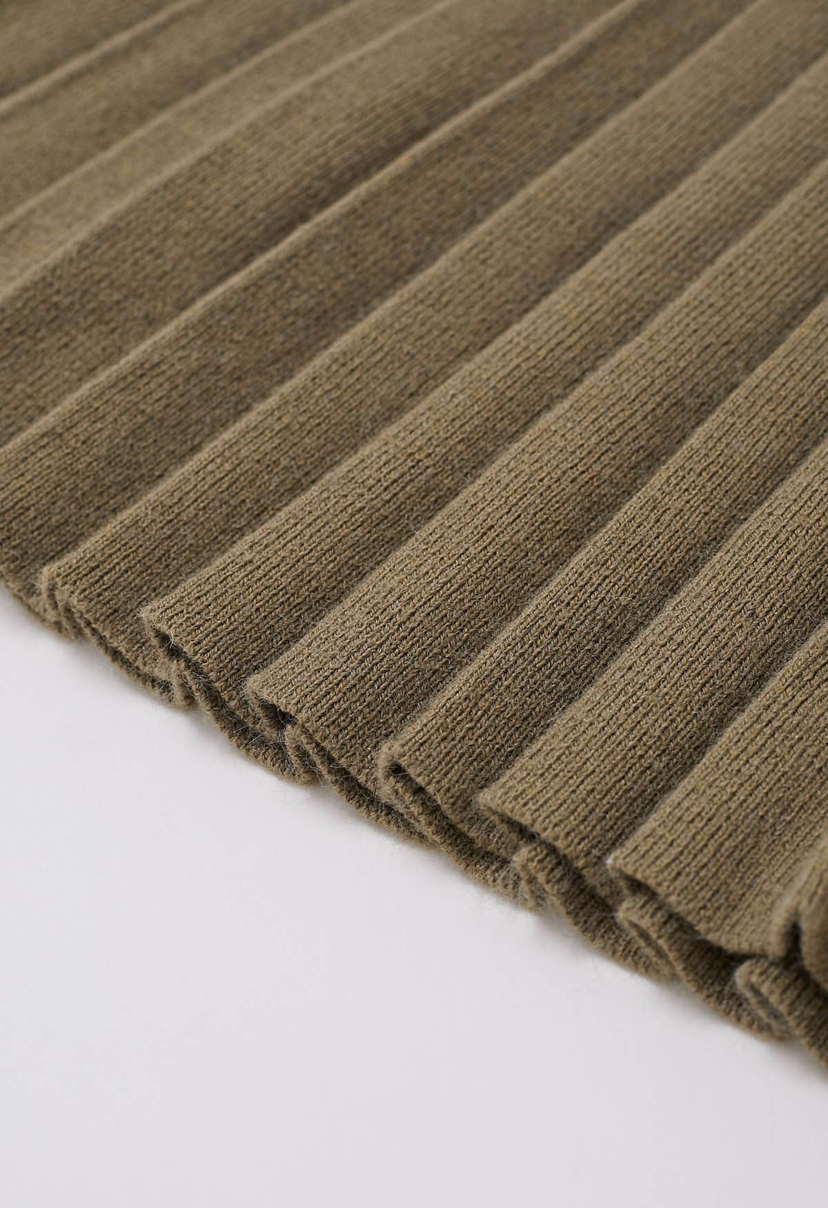 Set aus ärmellosem Strickoberteil und Faltenrock mit V-Ausschnitt in Khaki