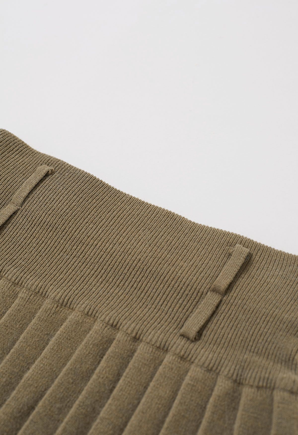 Set aus ärmellosem Strickoberteil und Faltenrock mit V-Ausschnitt in Khaki