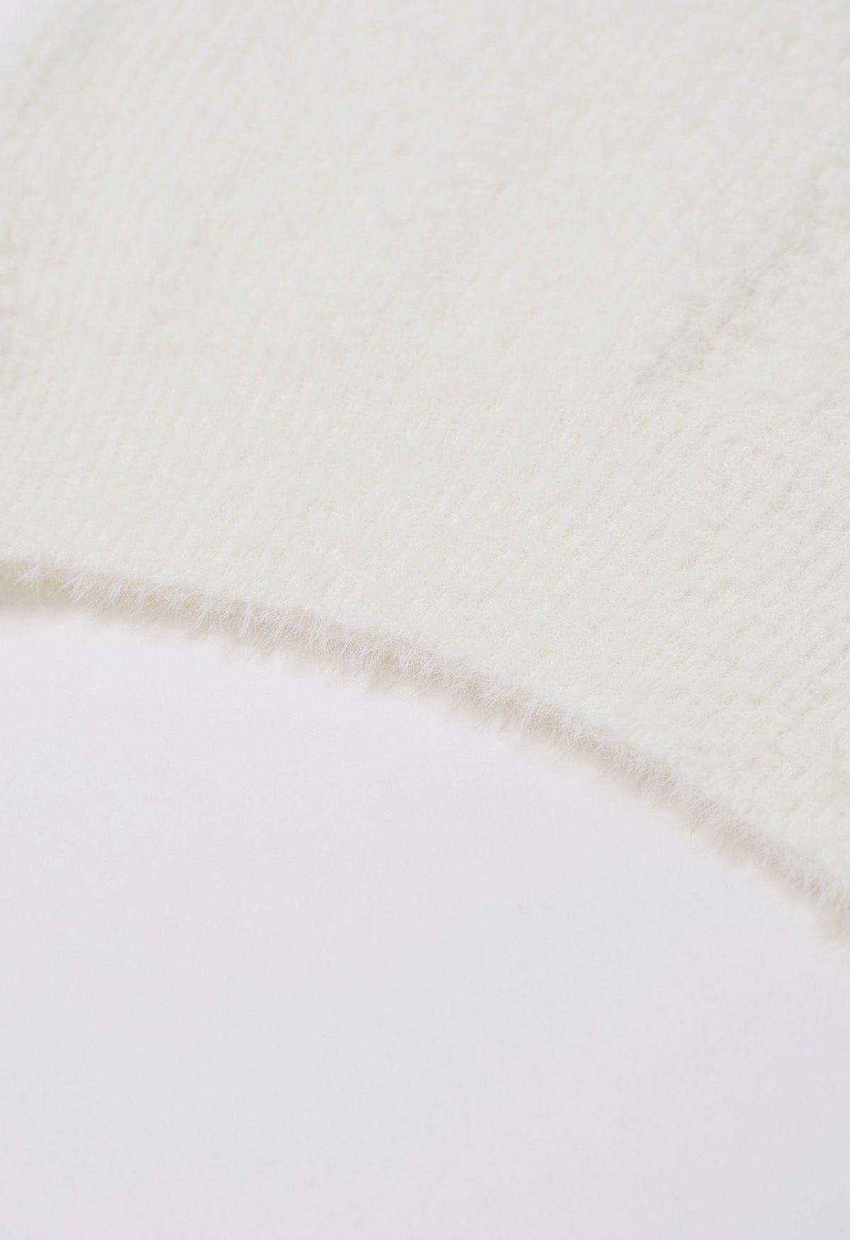 Kurzer Fuzzy-Strickpullover mit Klappkragen in Weiß
