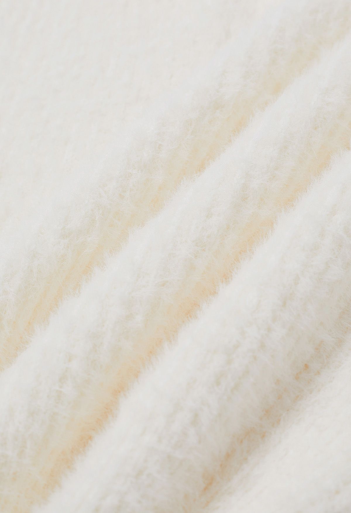 Kurzer Fuzzy-Strickpullover mit Klappkragen in Weiß