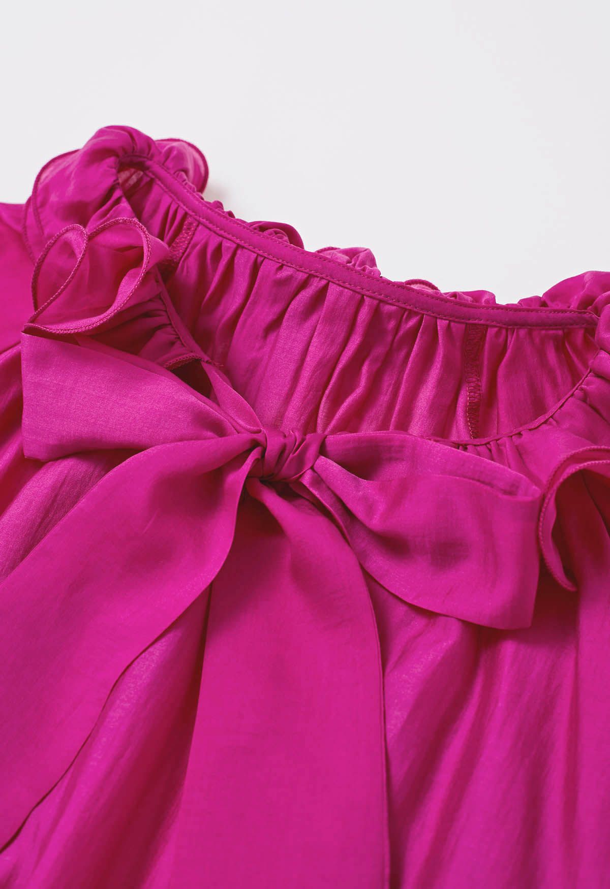 Dolly-Top mit Stufen-Rüschenausschnitt, Schleife, Laternenärmeln in Magenta