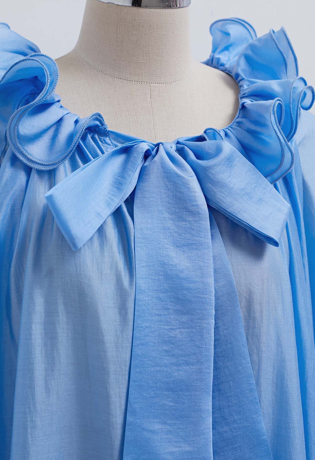 Dolly-Top mit Stufenausschnitt, Rüschen, Schleife und Laternenärmeln in Blau