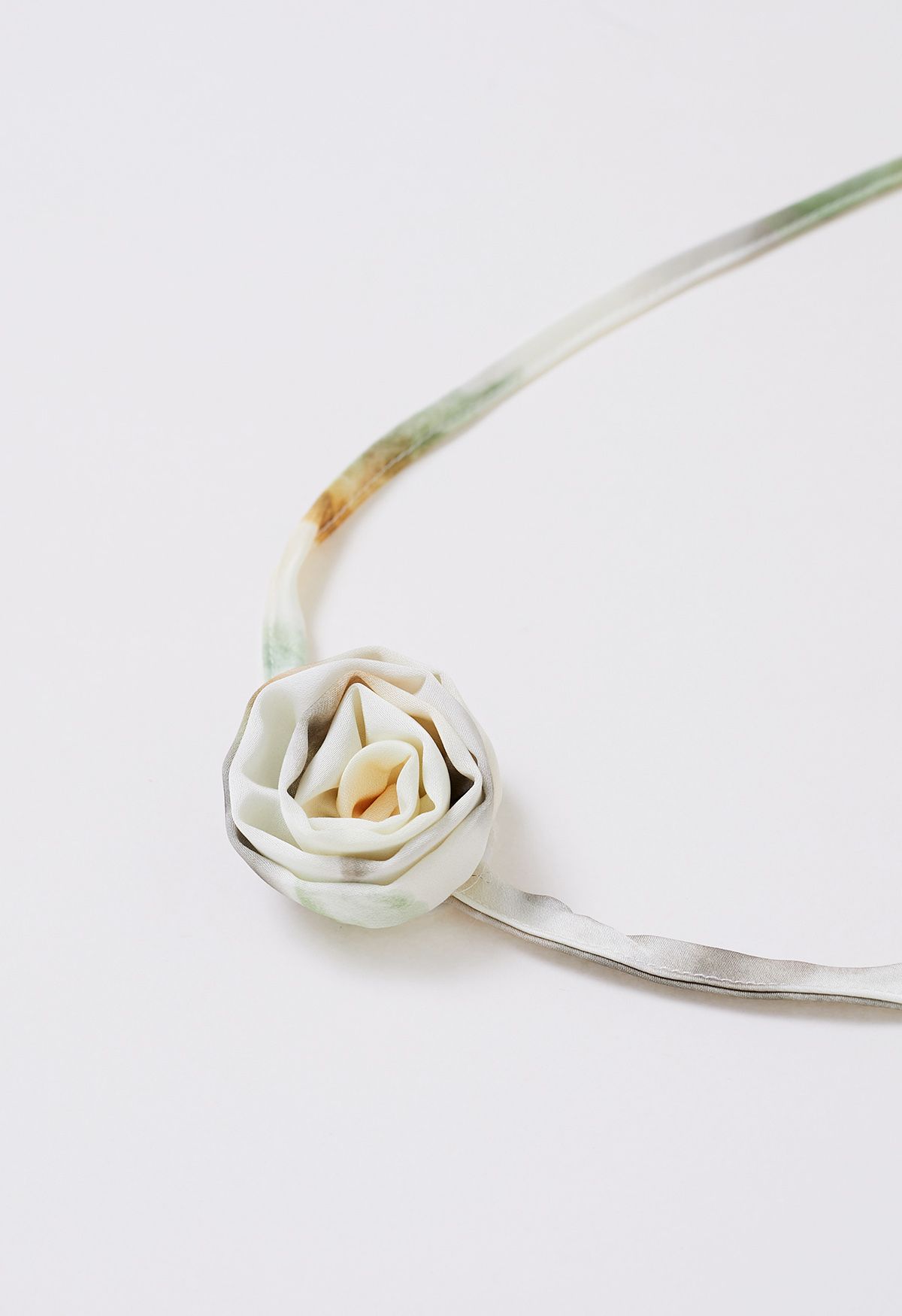 Satinoberteil mit Aquarell-Blumendruck und Halsband in Pistazie