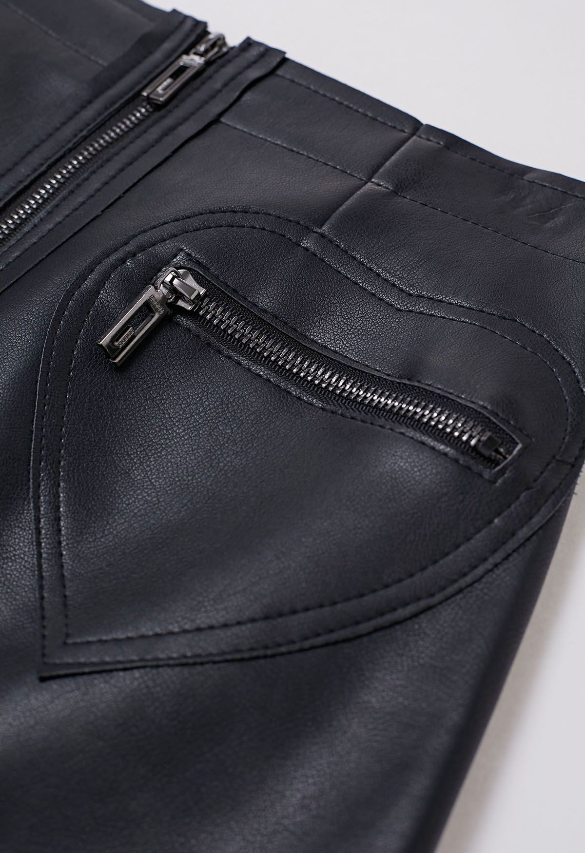 Minirock aus Kunstleder mit Reißverschluss in Schwarz