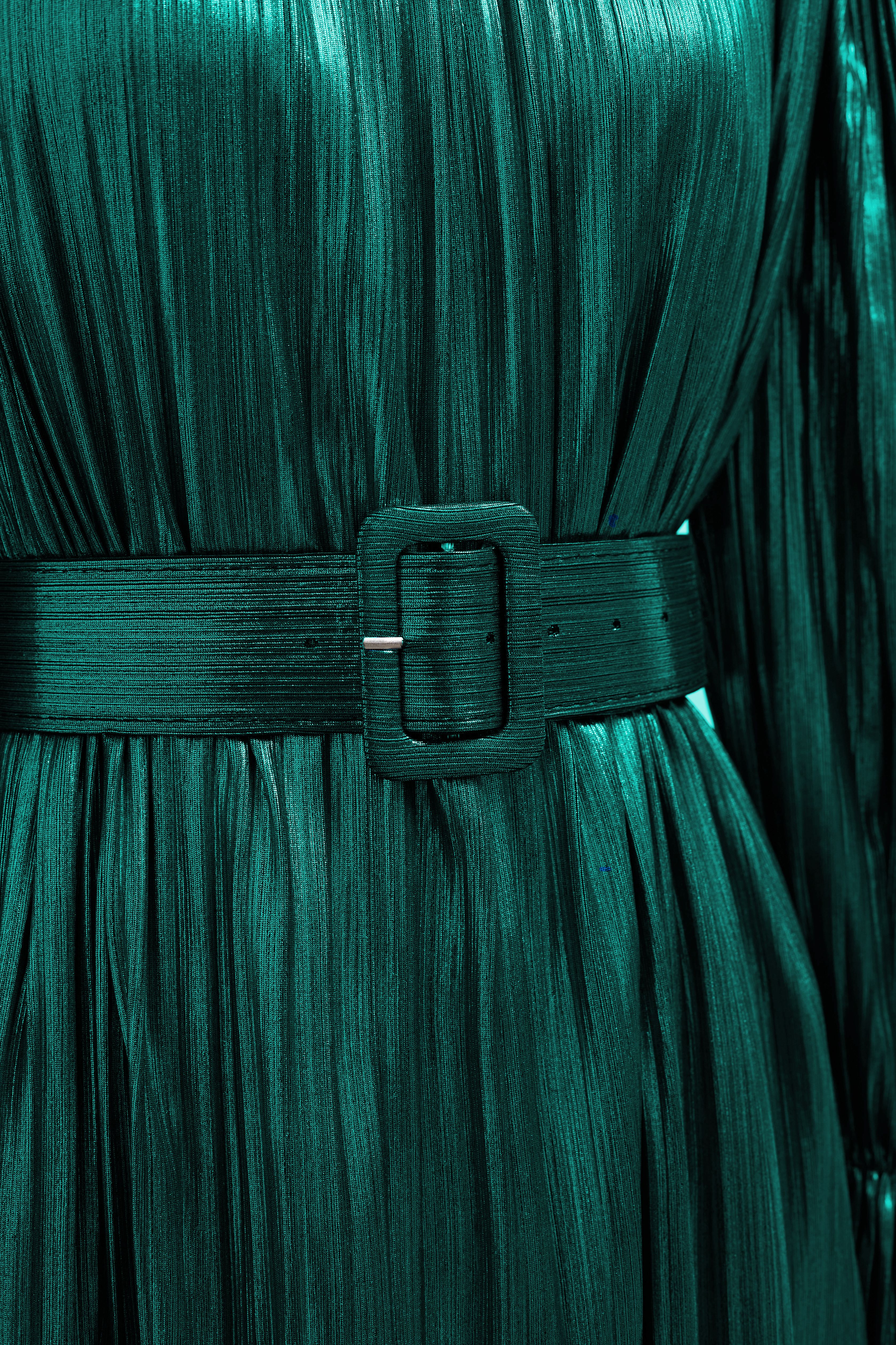 Glamouröses Plissee-Minikleid mit Gürtel in Grün