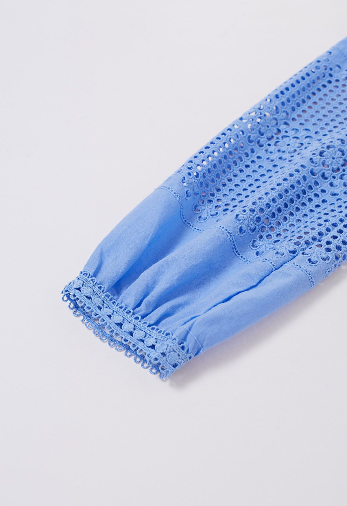 Boho-Chic-Top aus Baumwolle mit Lochstickerei in Blau