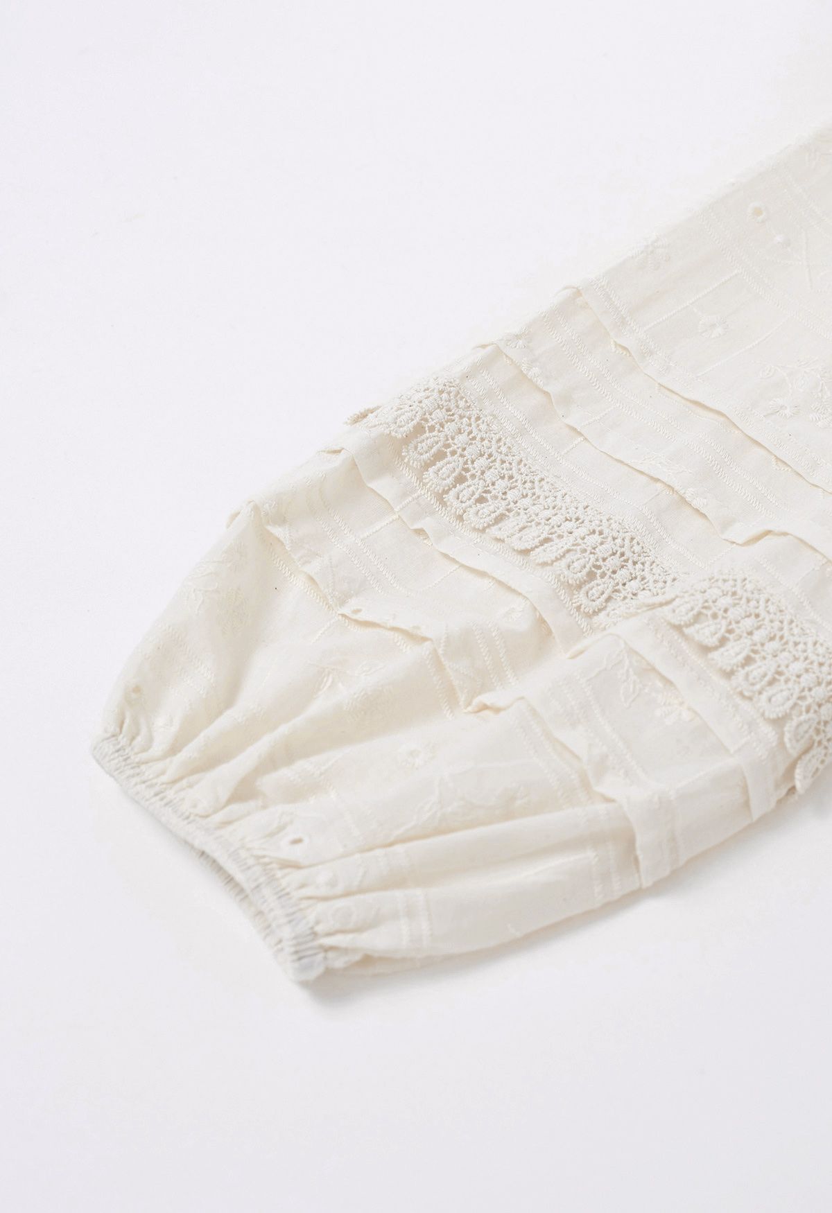 Paisley-Häkelblümchen-Top aus Baumwolle mit bestickten Ösen