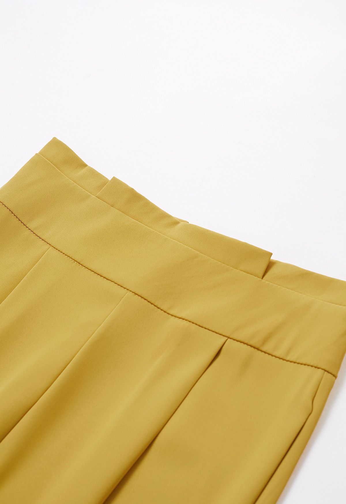 Hose mit geradem Bein und plissierter Taille in Gelb