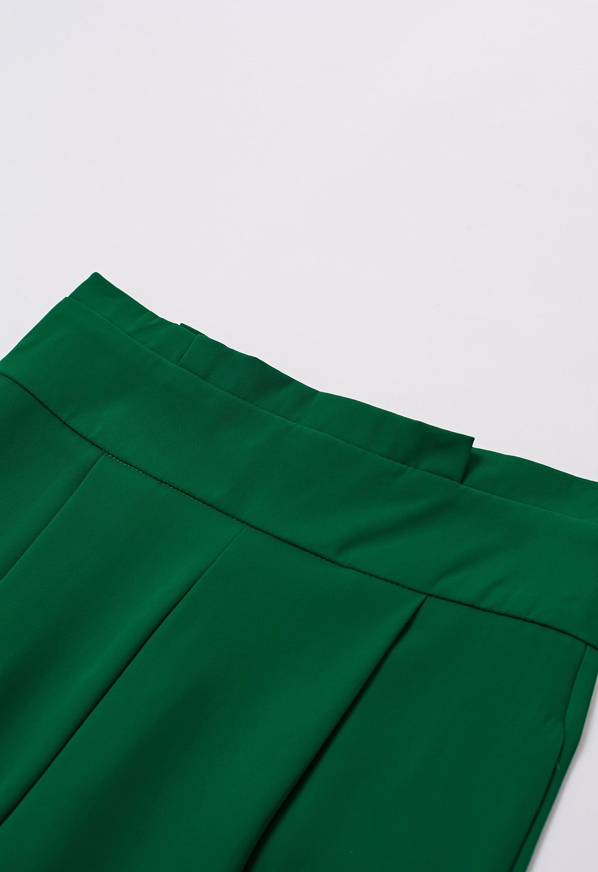 Hose mit geradem Bein und plissierter Taille in Grün