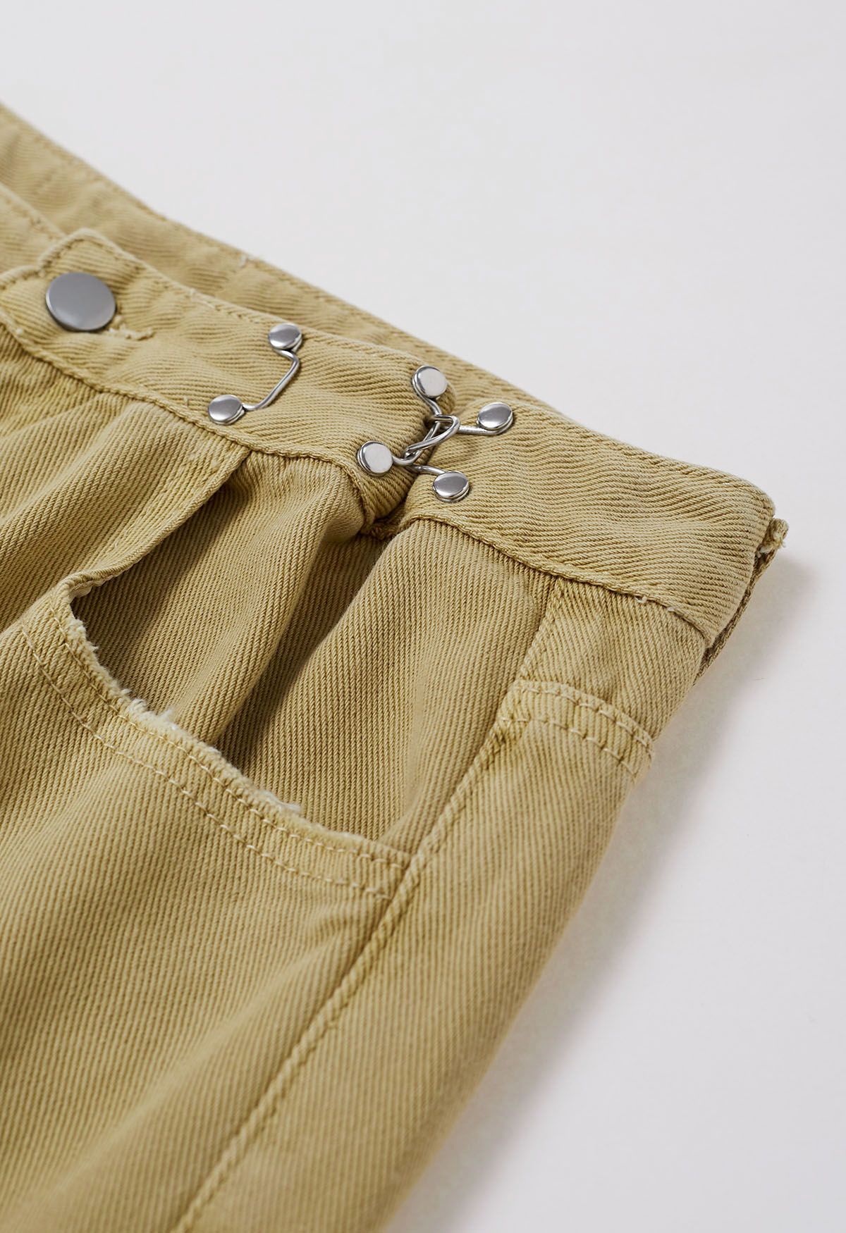 Jeans mit geradem Bein und zerrissenen Details in Senfgelb