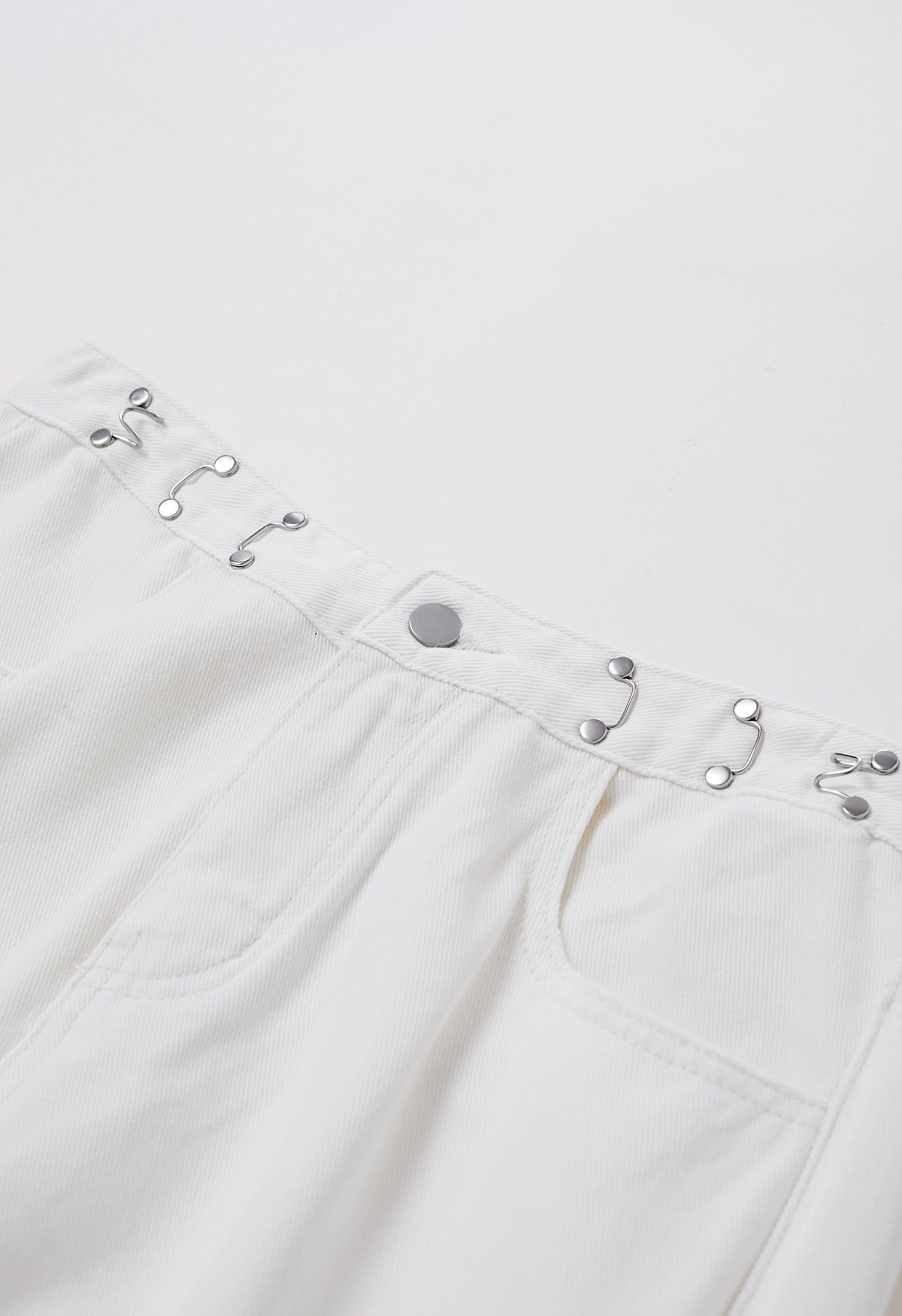 Jeans mit geradem Bein und zerrissenen Details in Weiß
