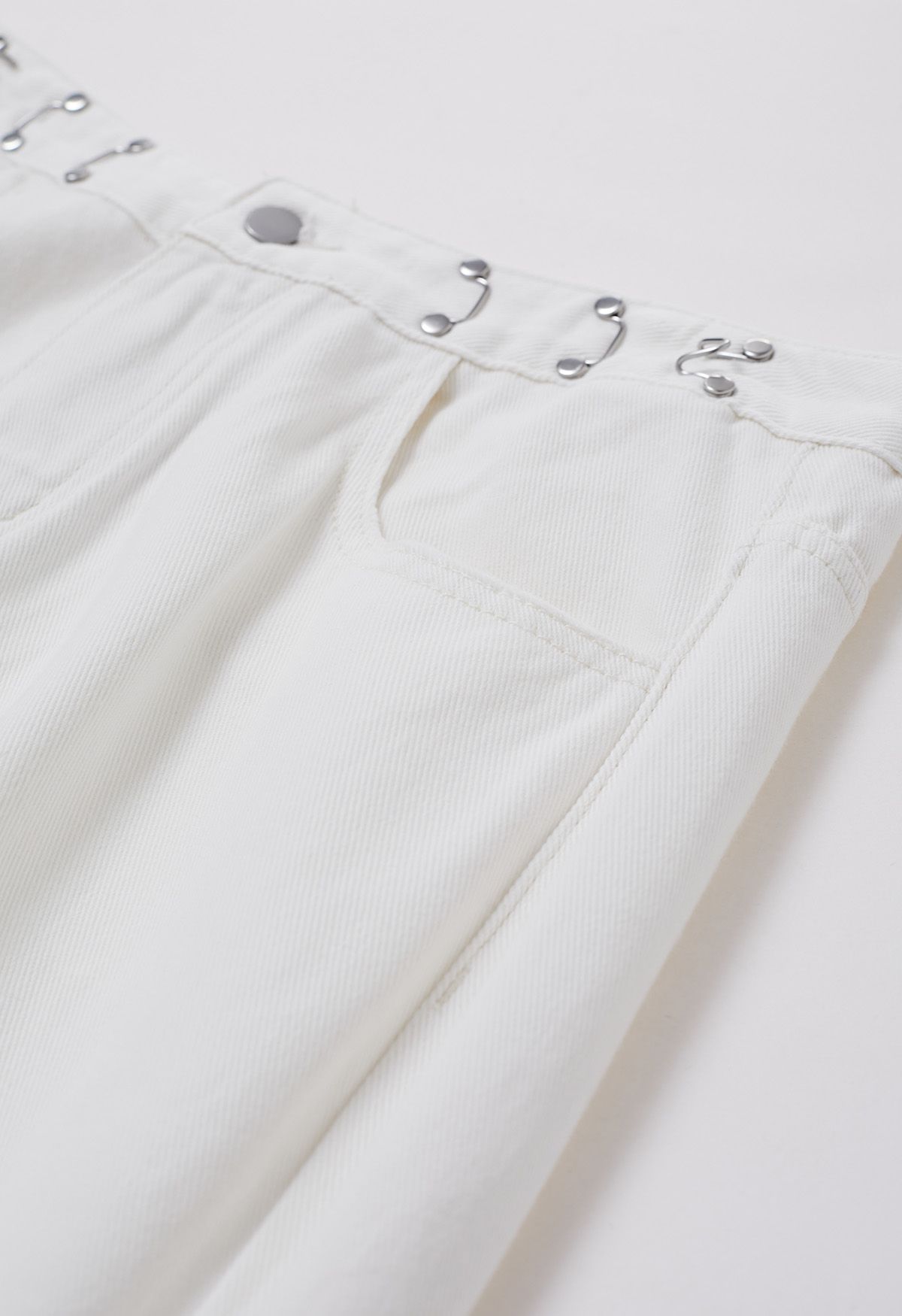 Jeans mit geradem Bein und zerrissenen Details in Weiß