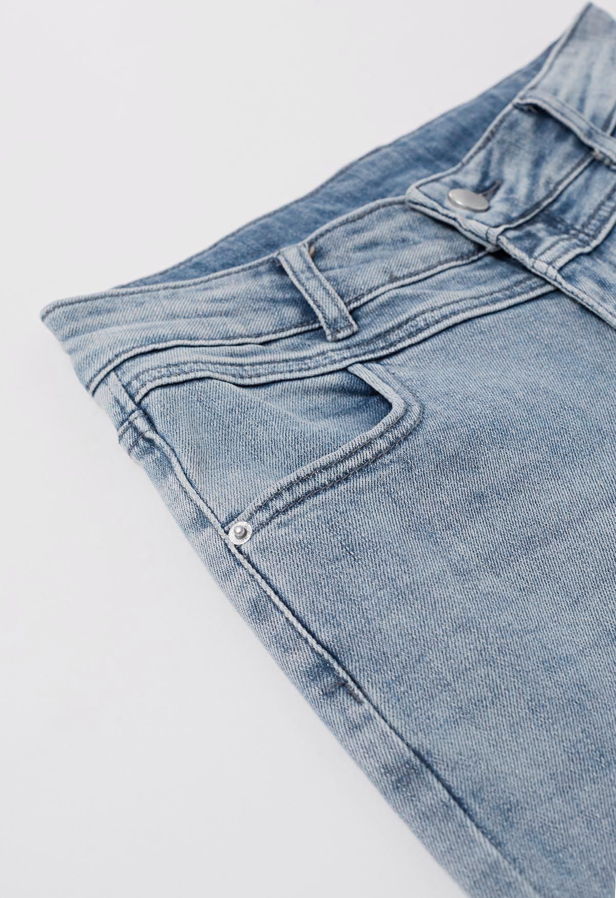 Trendige High-Waist-Jeans mit ausgestelltem Bein in Blau