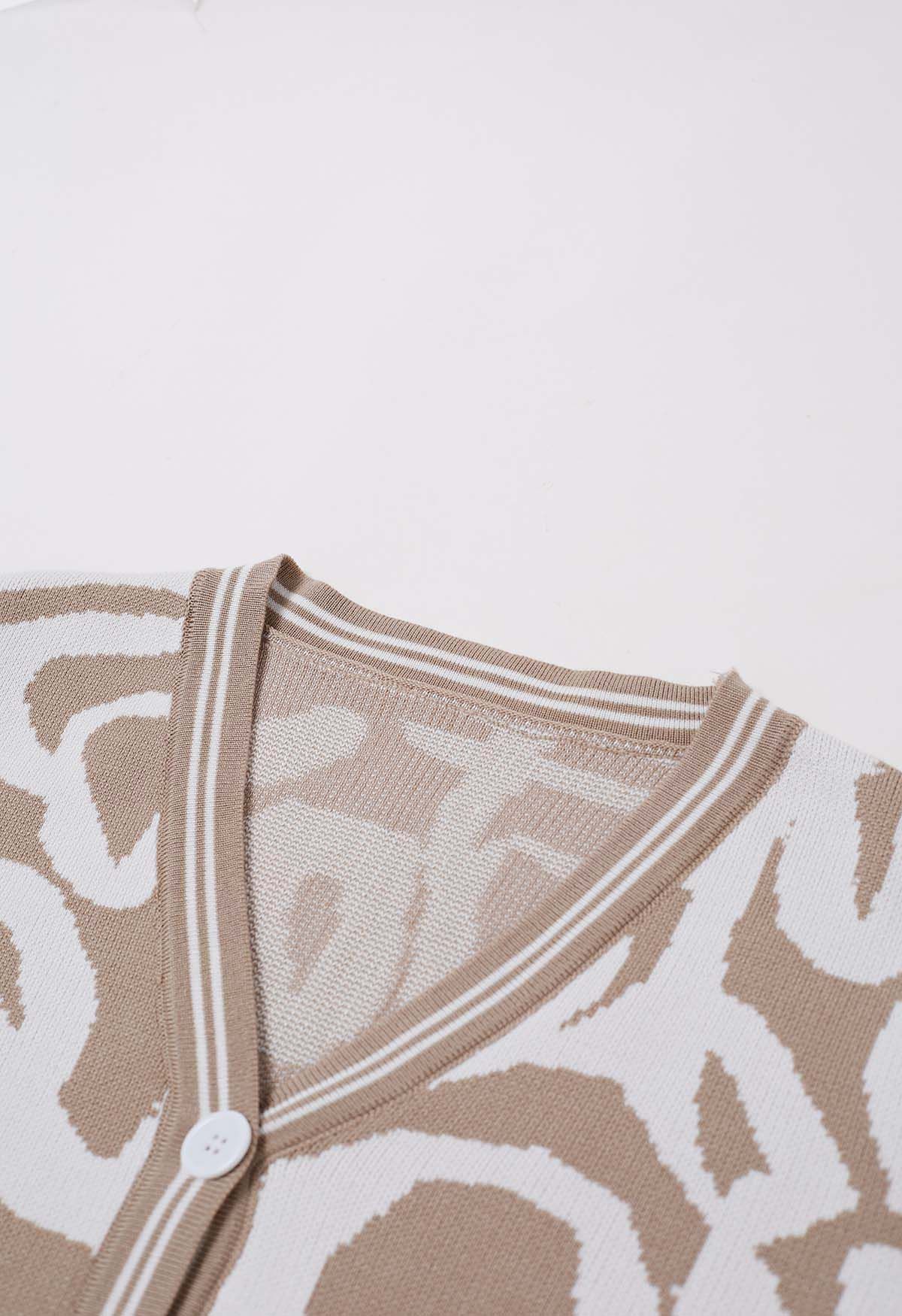 Set aus Strickjacke und Hose mit abstraktem Print und Knöpfen in Kamel