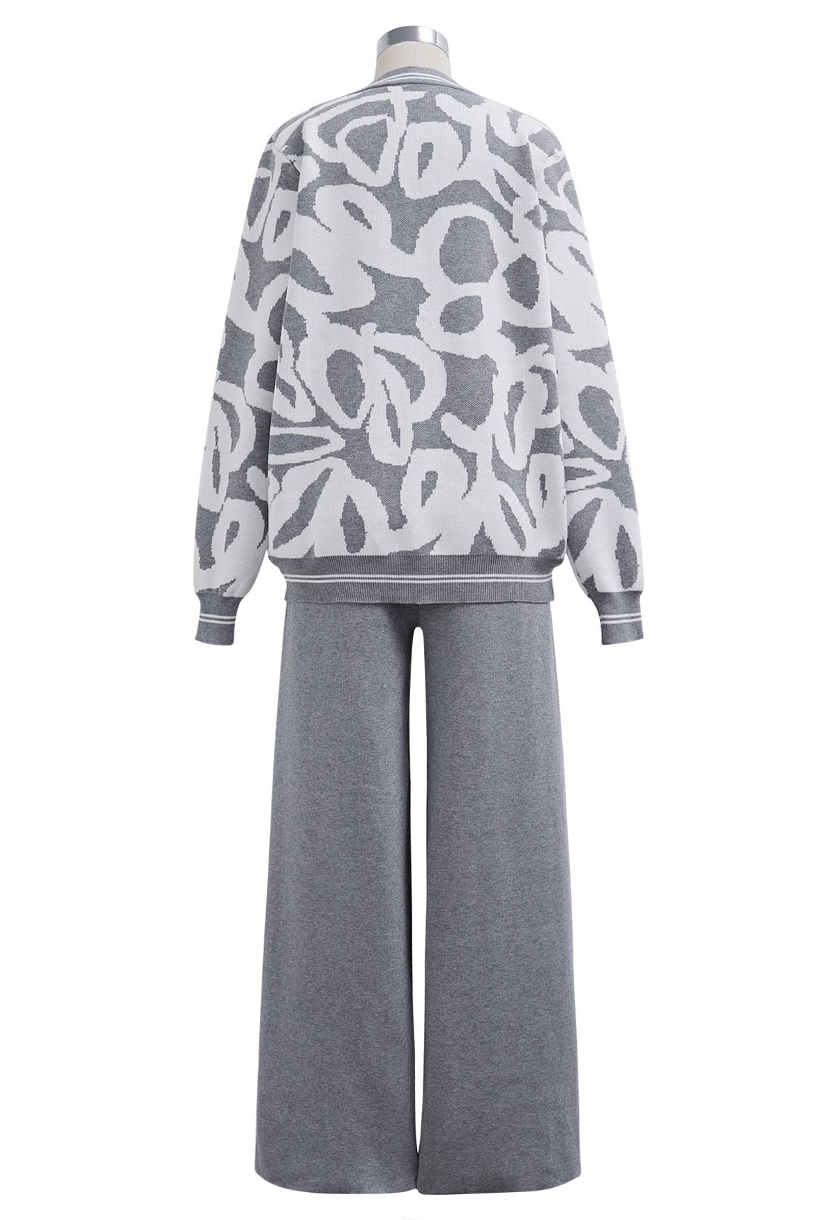 Set aus Strickjacke und Hose mit abstraktem Print und Knöpfen in Grau