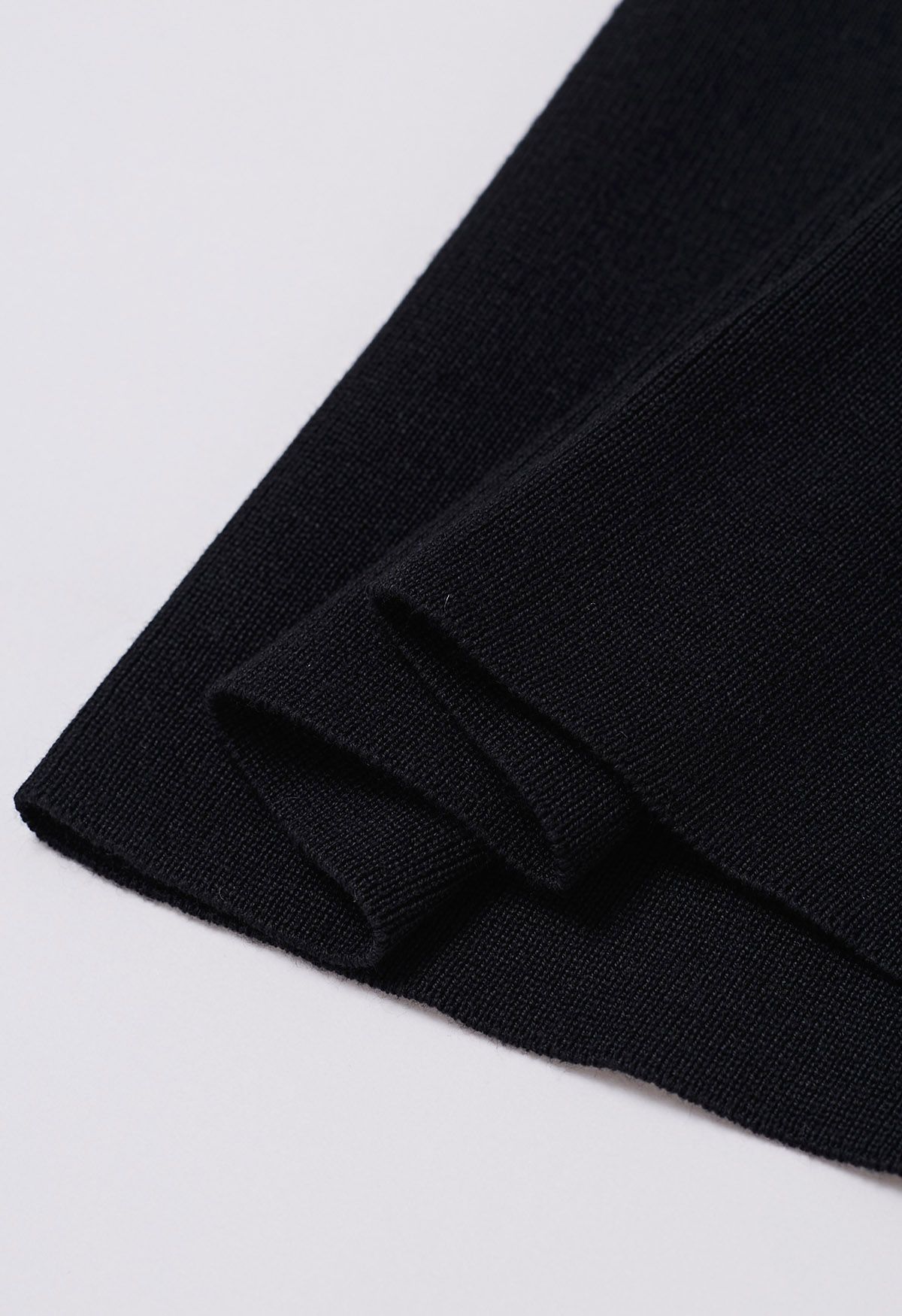 Set aus geknöpfter Strickjacke und Hose mit abstraktem Print in Schwarz