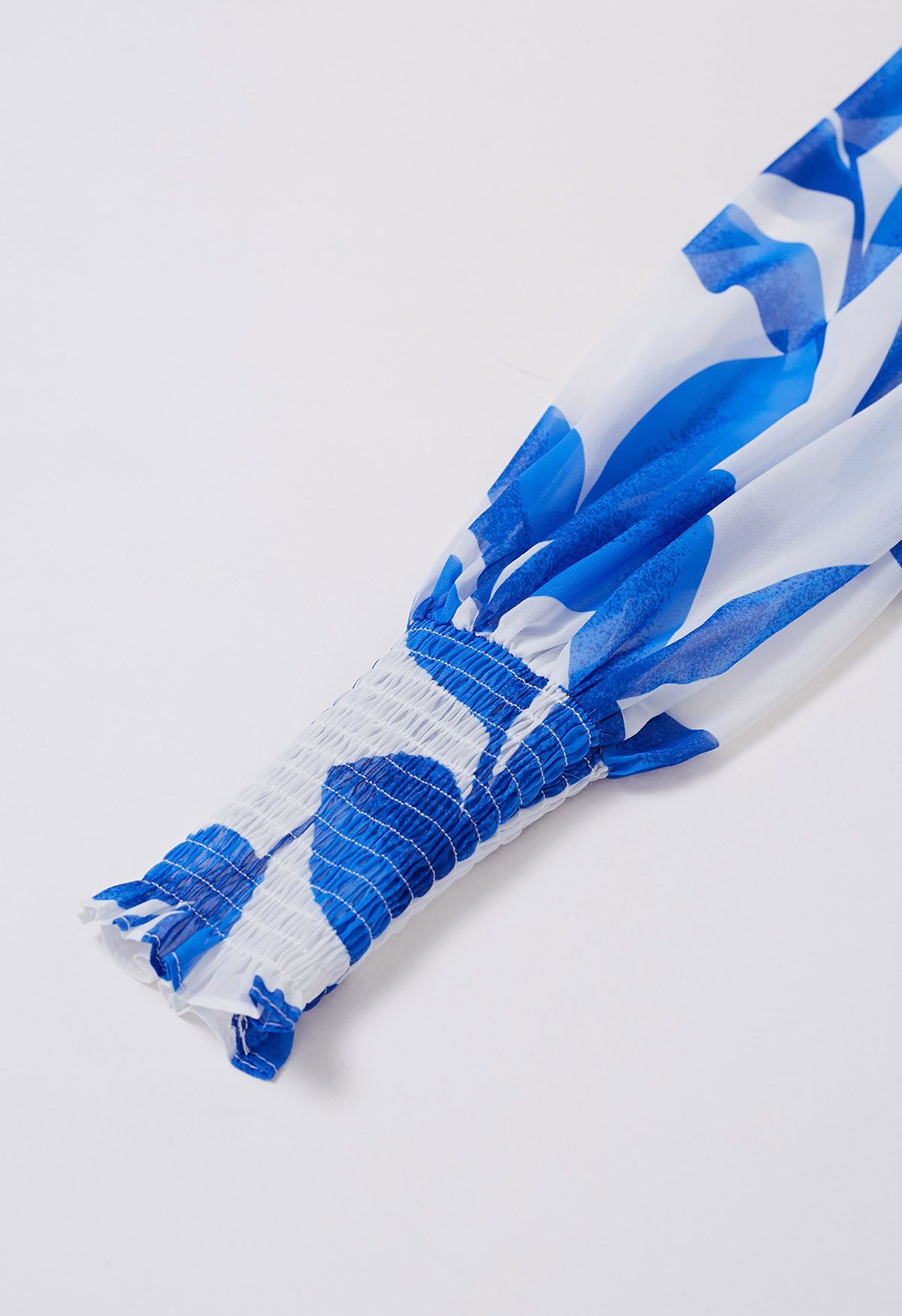 Blaues Chiffon-Maxikleid mit überkreuzter Taille und Blattmuster