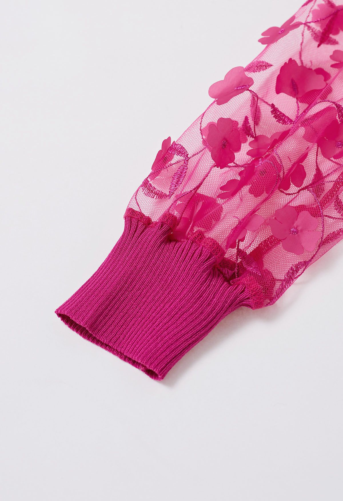 Gespleißtes Strickoberteil mit 3D-Blütchen und Netzärmeln in Pink