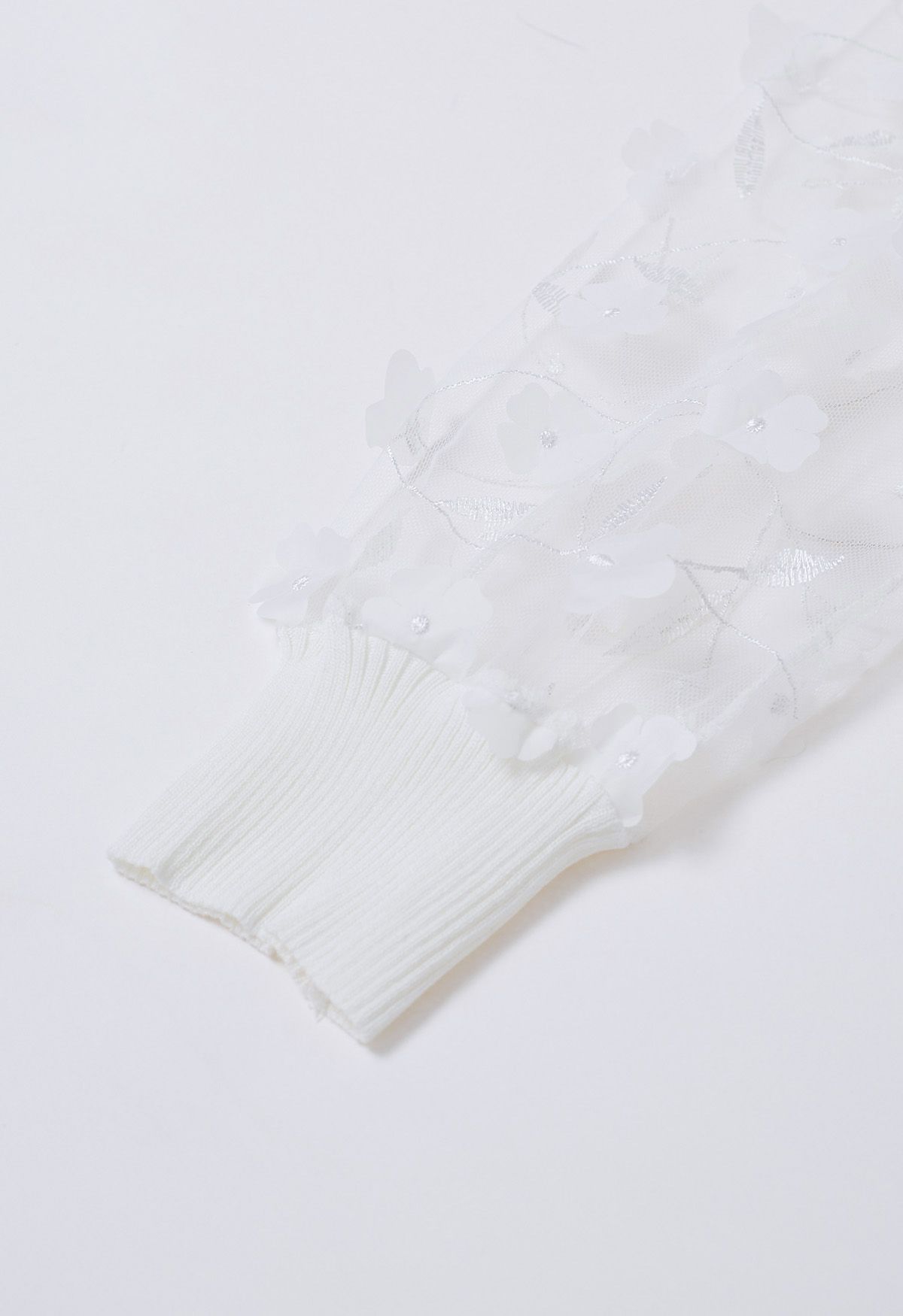 Gespleißtes Strickoberteil mit 3D-Blütchen und Netzärmeln in Weiß