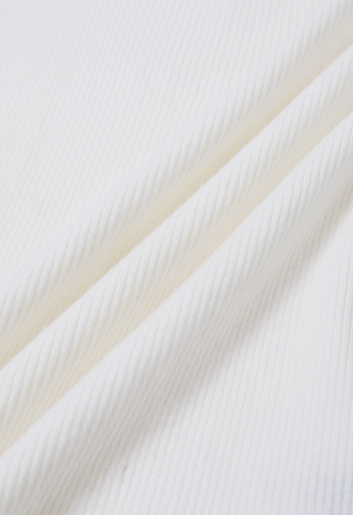 Kurzärmliges Strickoberteil mit Wellenkante und quadratischem Ausschnitt in Weiß