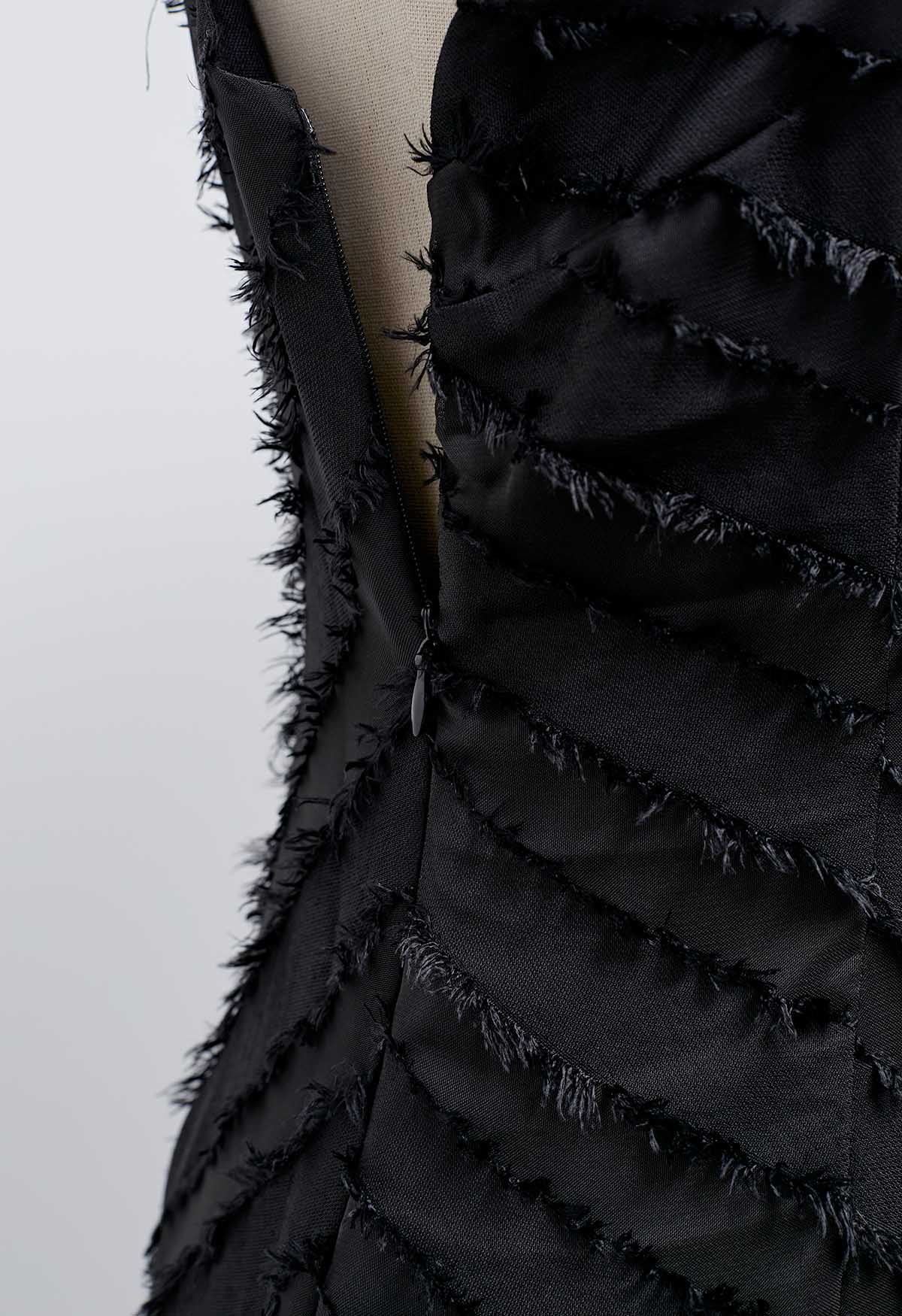Geschlitztes Cami-Kleid mit Fransen und Streifen in Schwarz