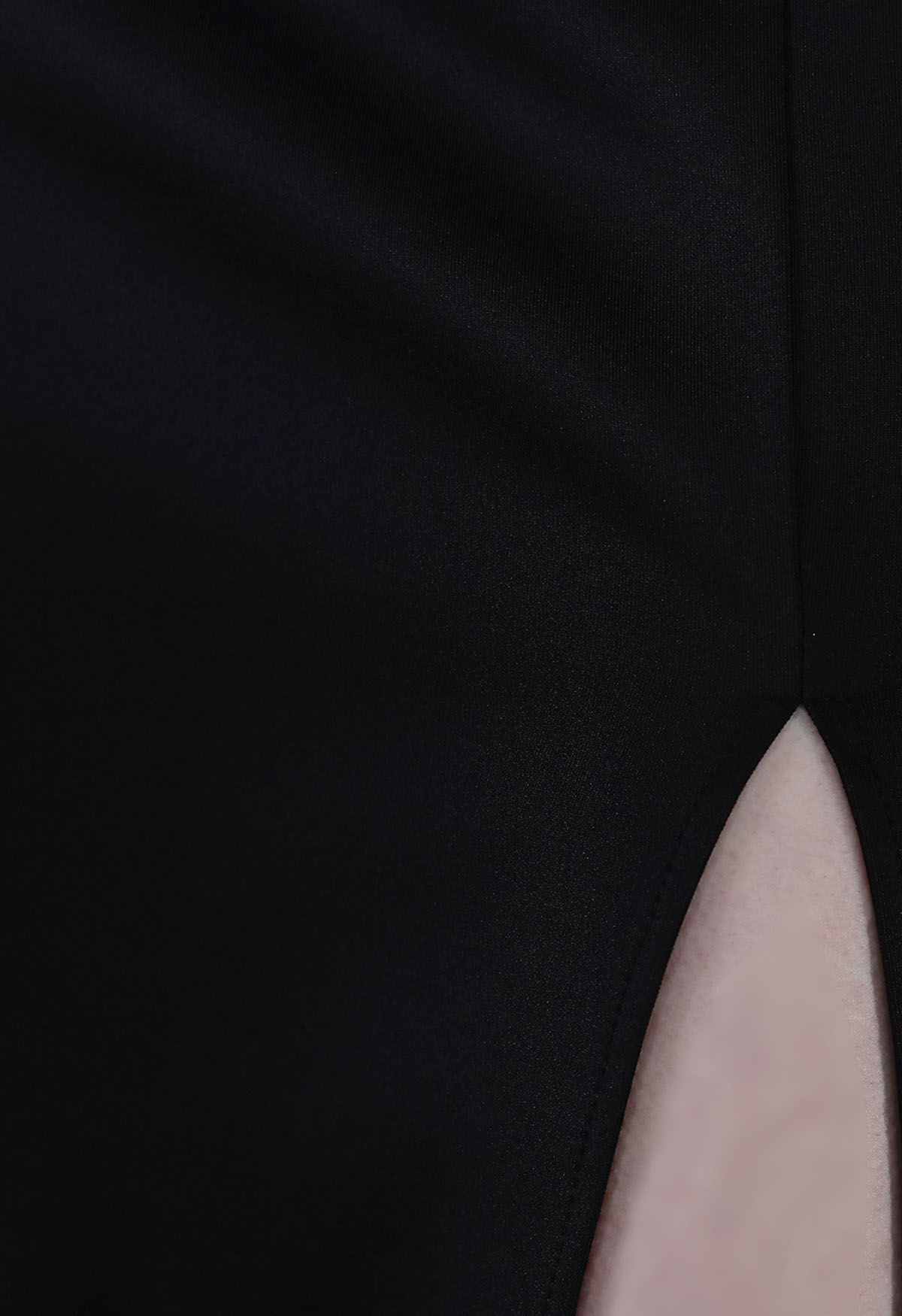Perlenbesetztes, geschlitztes Cami-Kleid aus Mesh-Patchwork in Schwarz