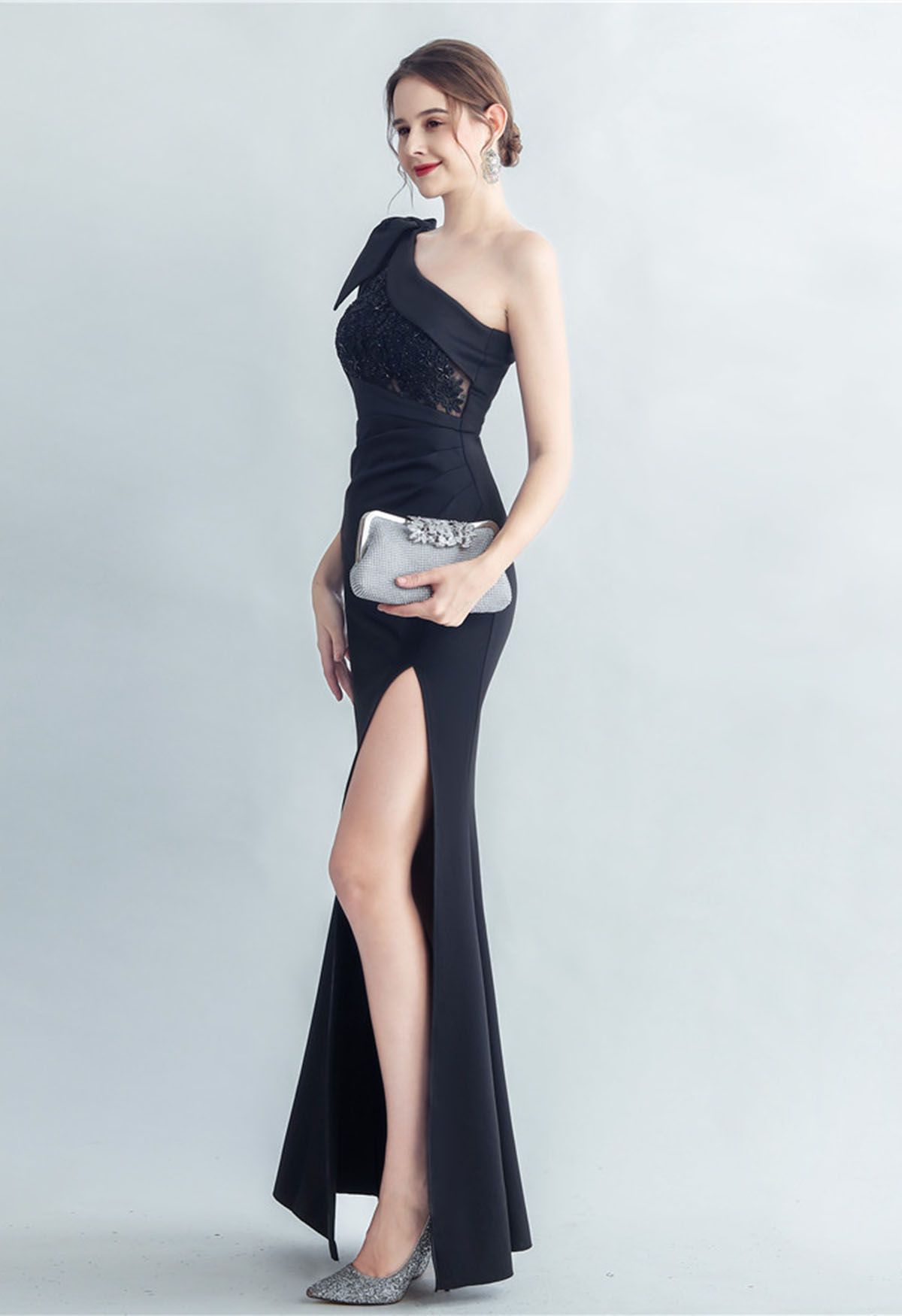 Geteiltes Kleid mit Schleife und One-Shoulder-Stickerei in Schwarz