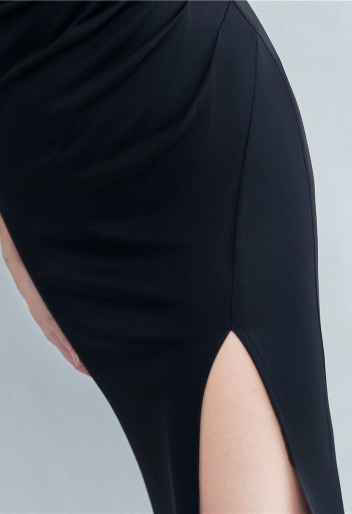 Geteiltes Kleid mit Schleife und One-Shoulder-Stickerei in Schwarz