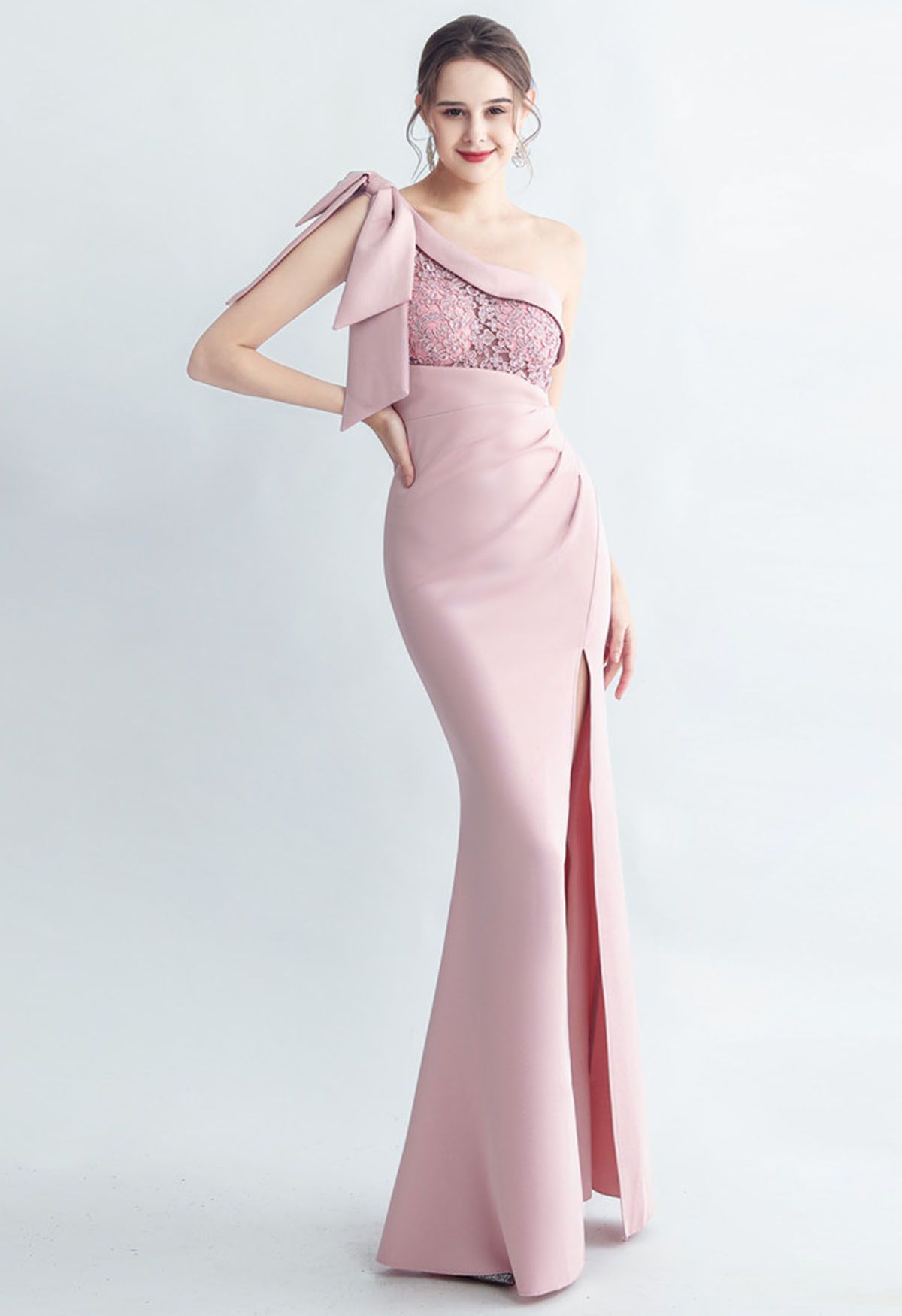 Geteiltes Kleid mit Schleife und One-Shoulder-Stickerei in Rosa
