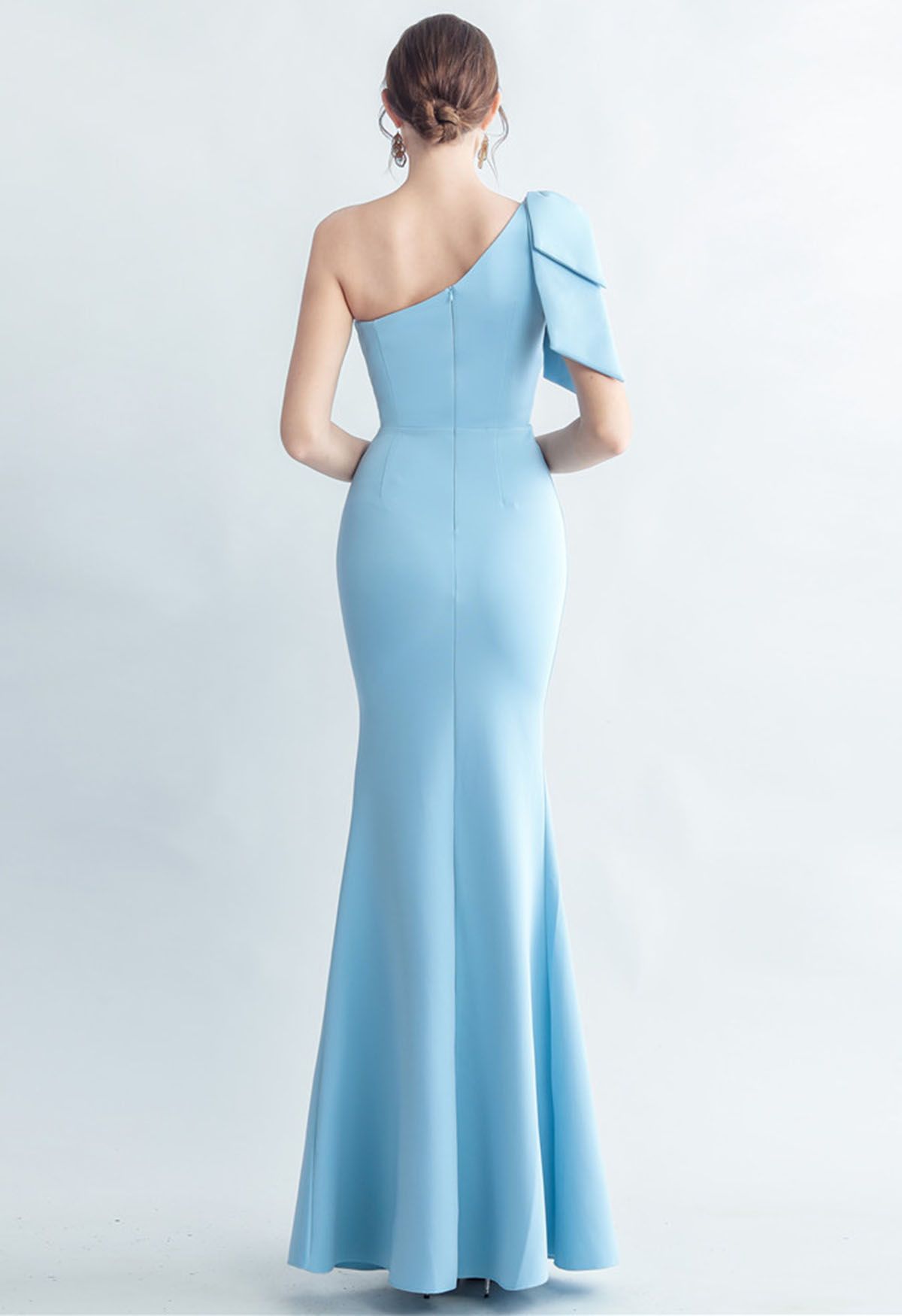 Geteiltes Kleid mit Schleife und One-Shoulder-Stickerei in Babyblau