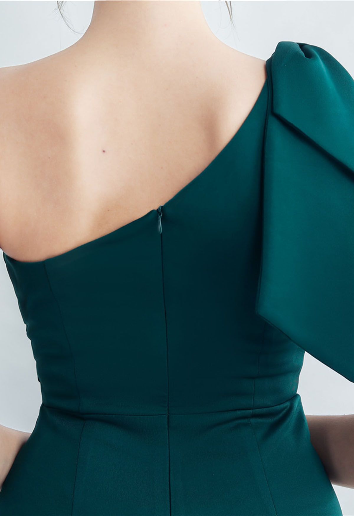 Geteiltes Kleid mit Schleife und One-Shoulder-Stickerei in Smaragdgrün