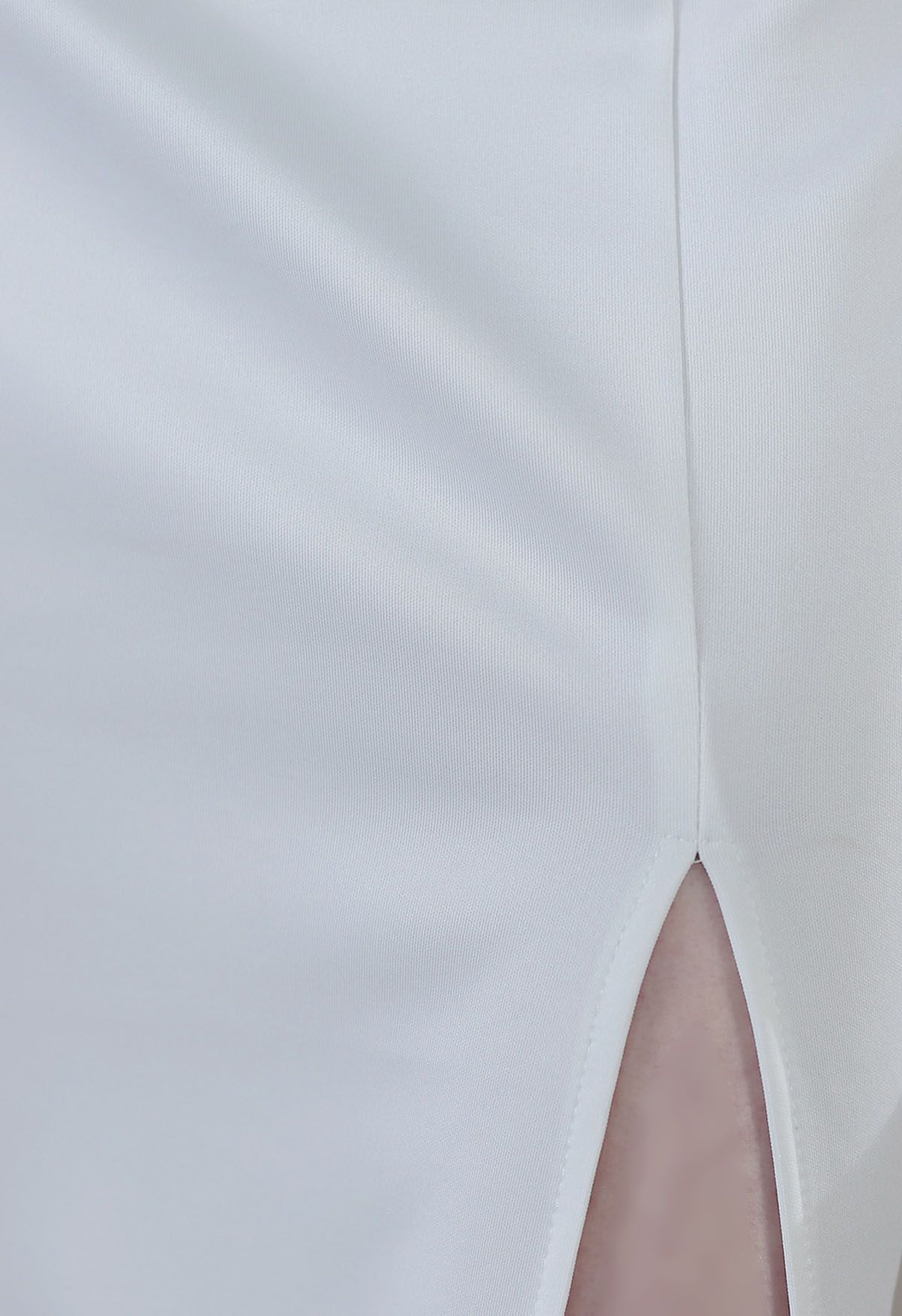 Perlenbesetztes, geteiltes Cami-Kleid aus Mesh-Patchwork in Weiß