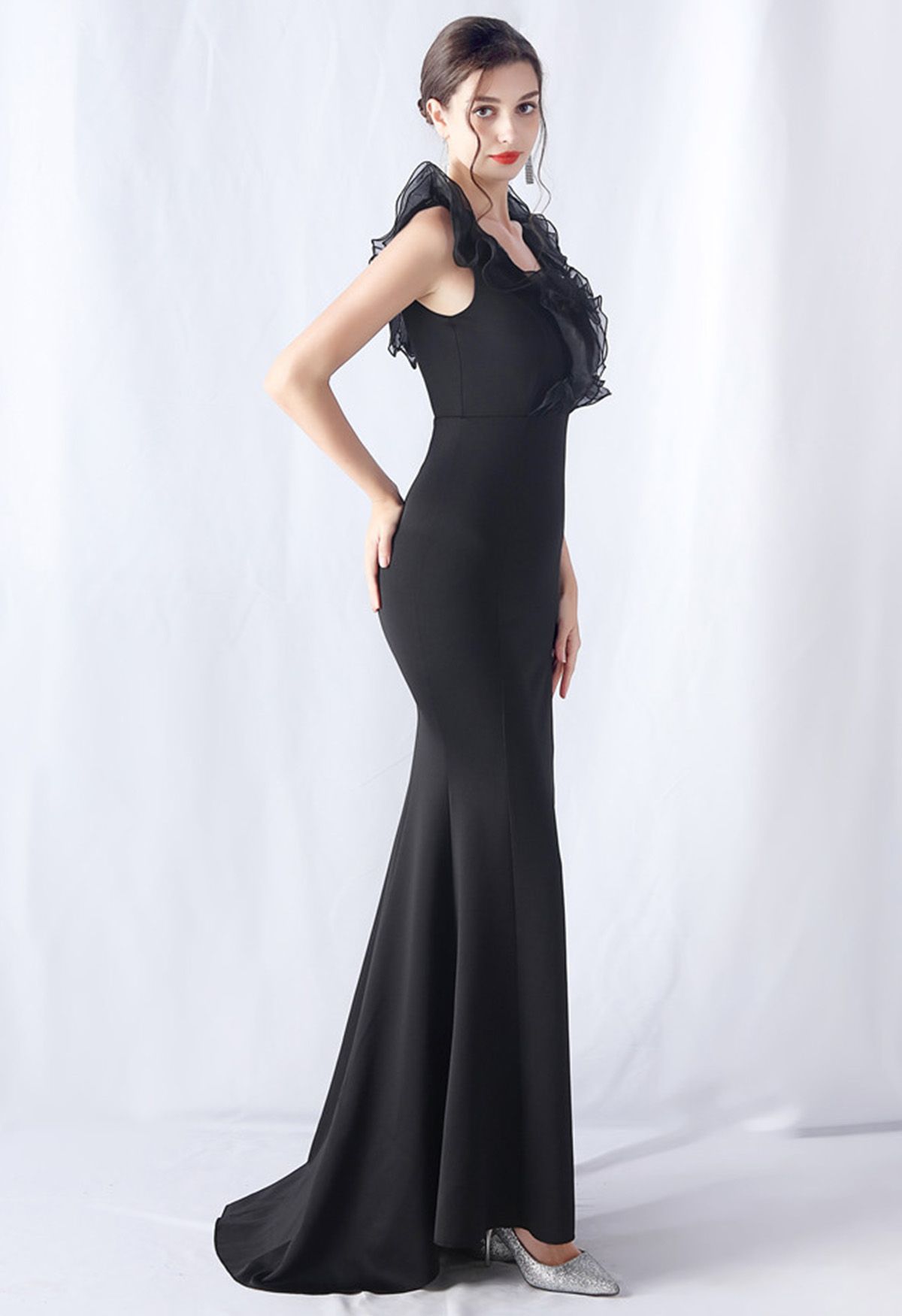 Organza-Mermaid-Kleid aus Satin mit Rüschenbesatz und Schlitz in Schwarz