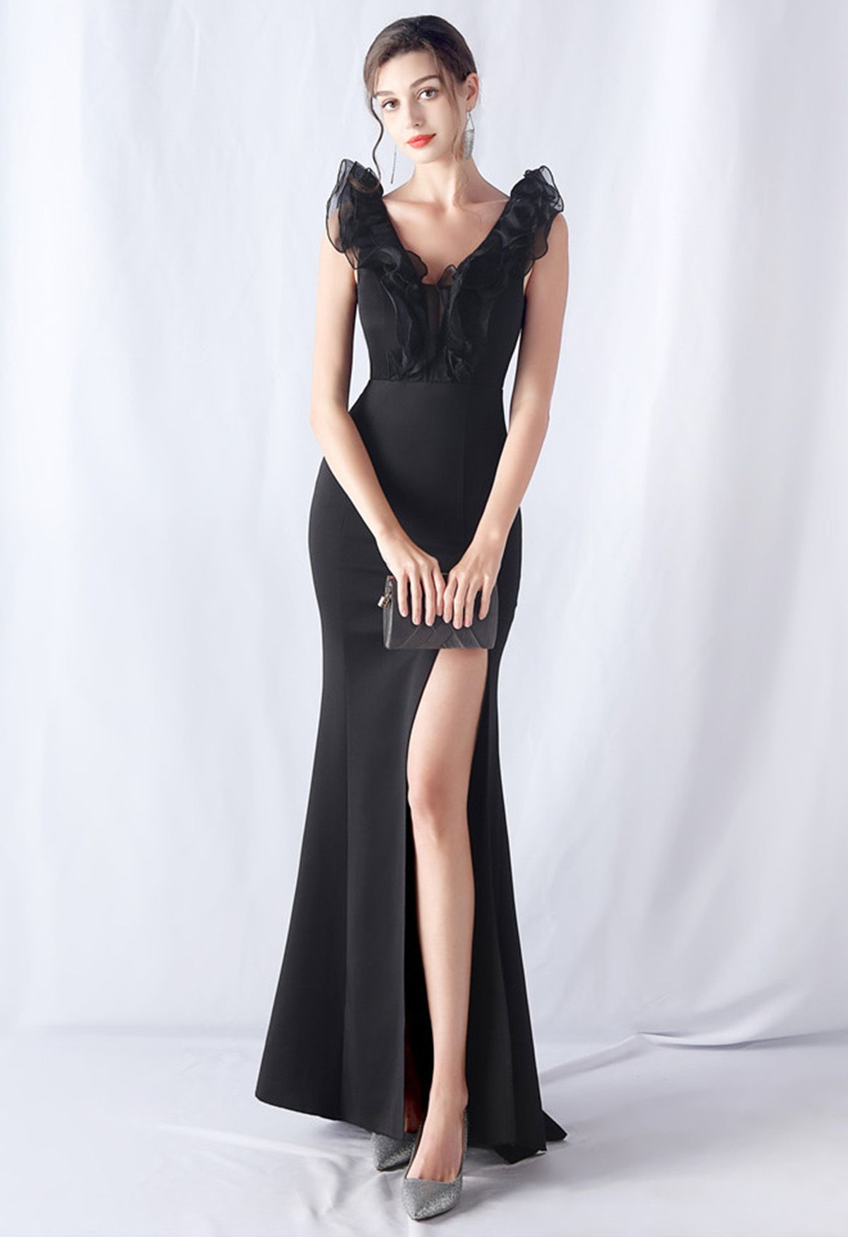 Organza-Mermaid-Kleid aus Satin mit Rüschenbesatz und Schlitz in Schwarz