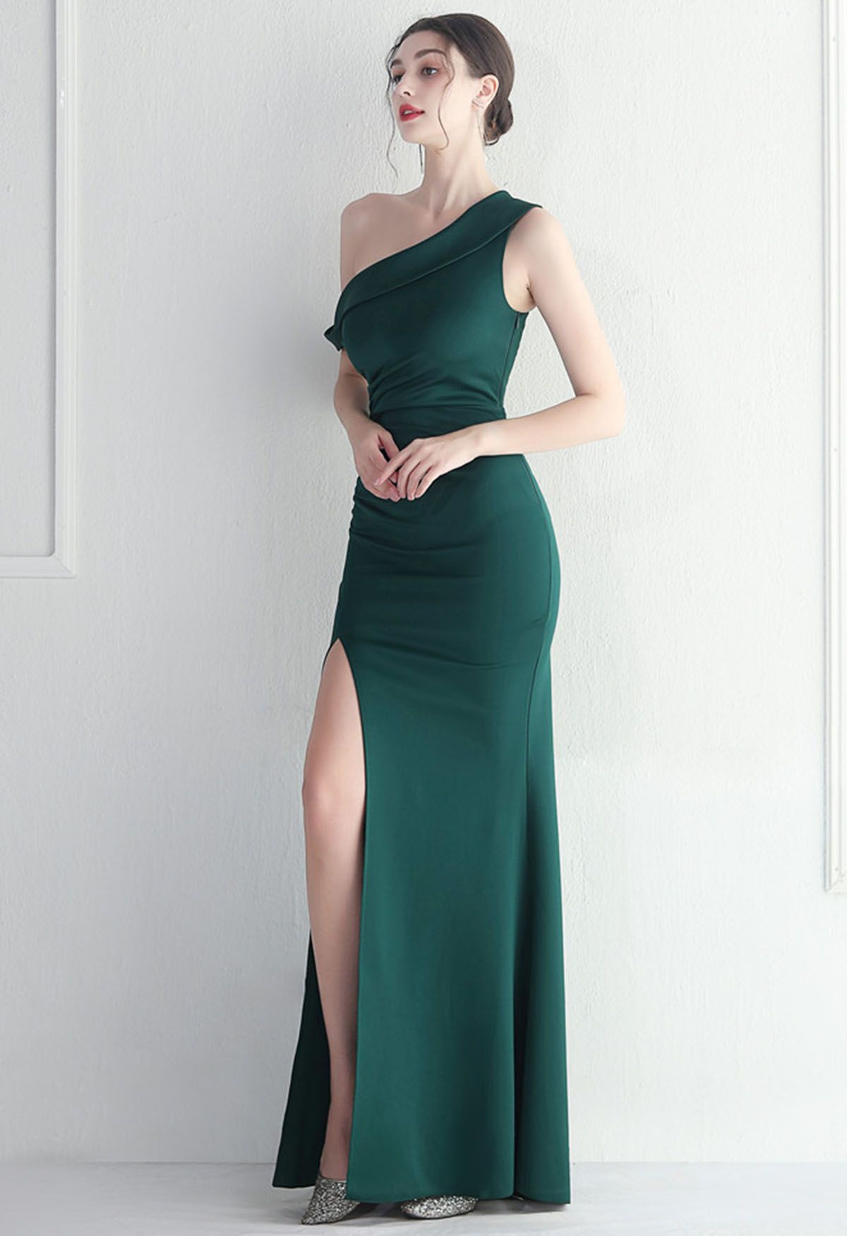 One-Shoulder-Kleid mit geraffter Taille und Schlitz in Smaragdgrün